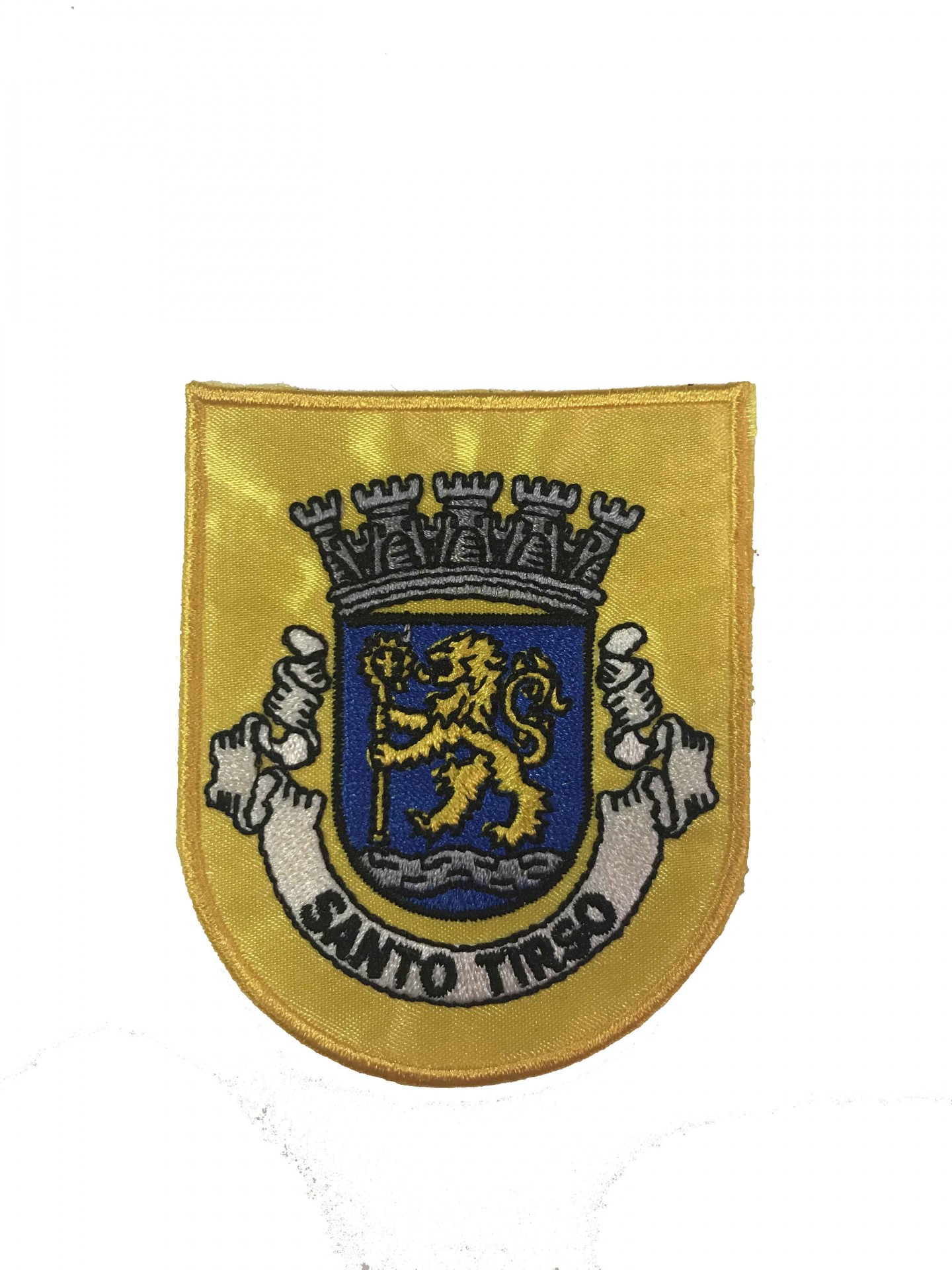 Emblema bordado amarelo com escudo azul, leão e texto SANTO TIRSO