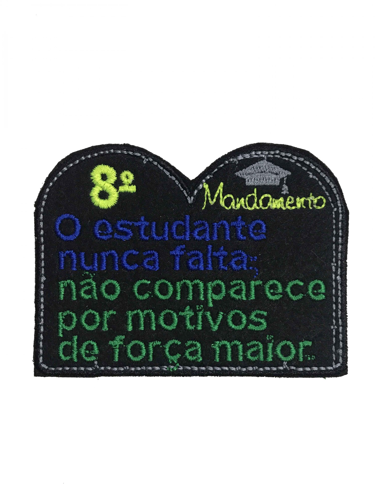 Patch bordado com frase em português sobre estudantes