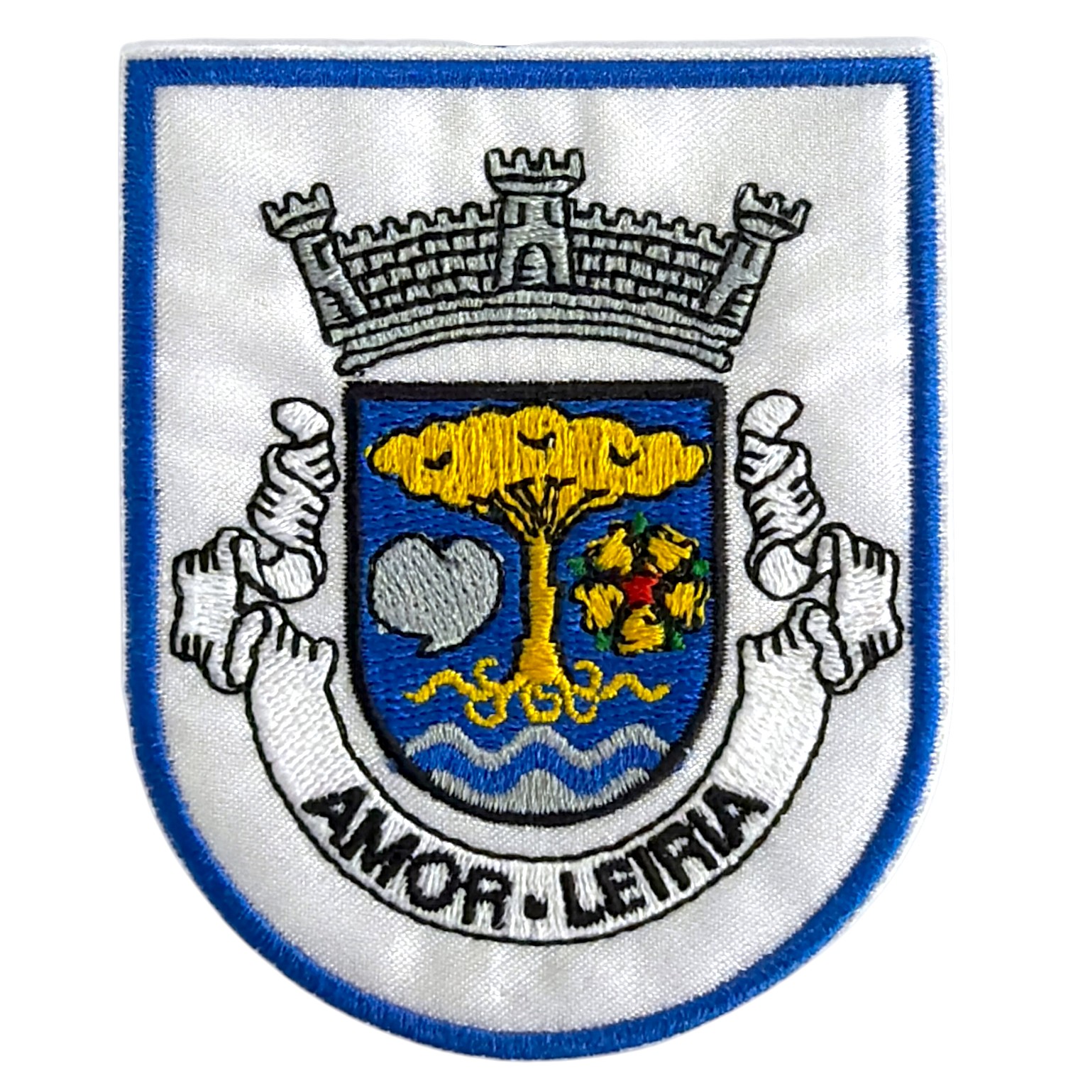 Emblema bordado com escudo azul, árvore amarela e texto AMOR, LEIRIA
