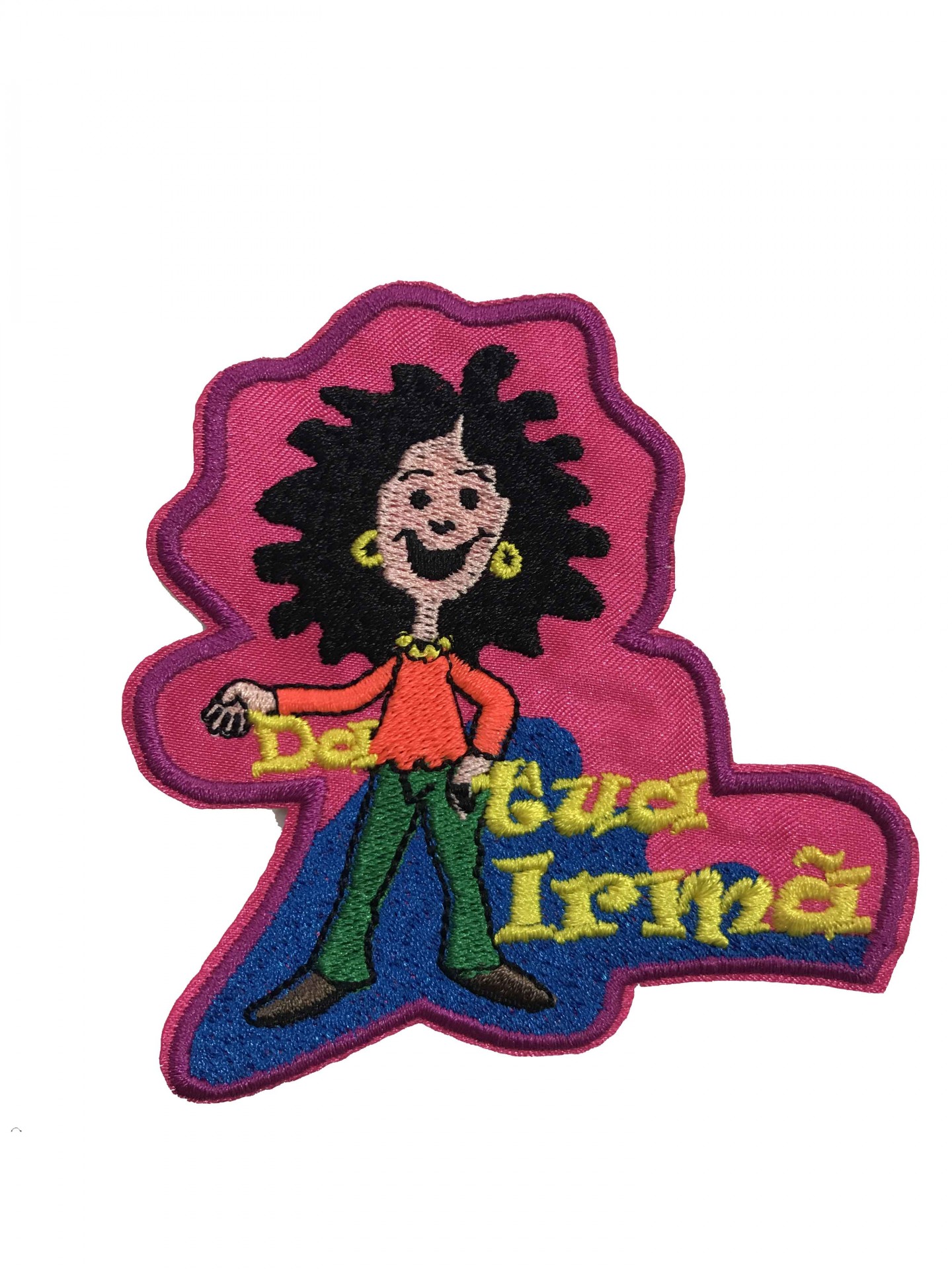 Aplicação em tecido bordada de personagem feminina com texto Detetive Irmã