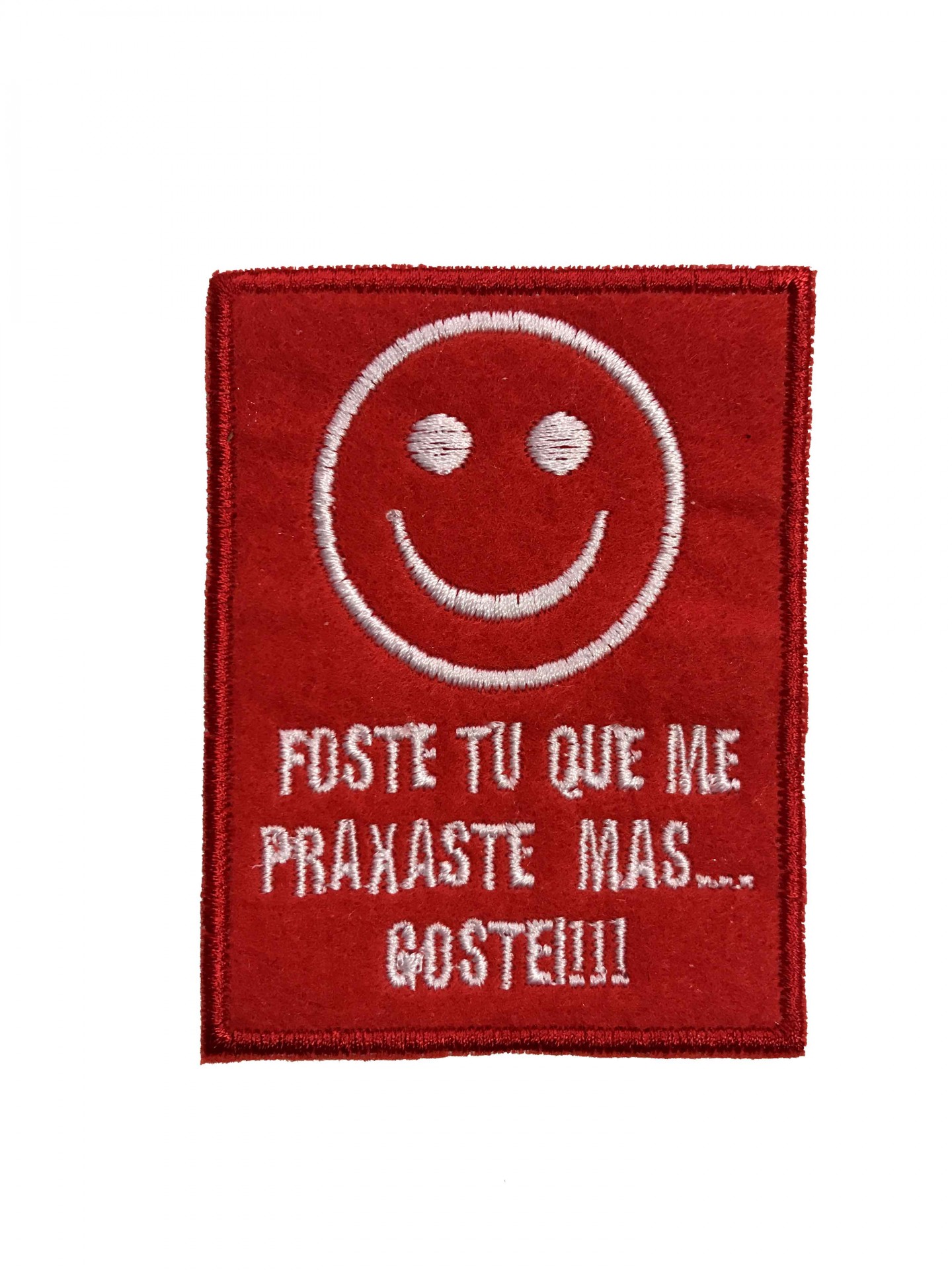 Patch bordado vermelho com rosto sorridente e texto em branco.