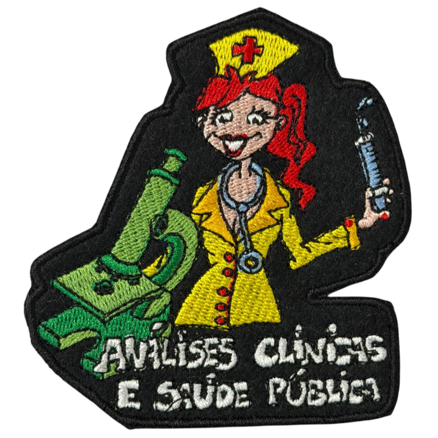 Patch bordado com enfermeira, microscópio, seringa e texto em português.