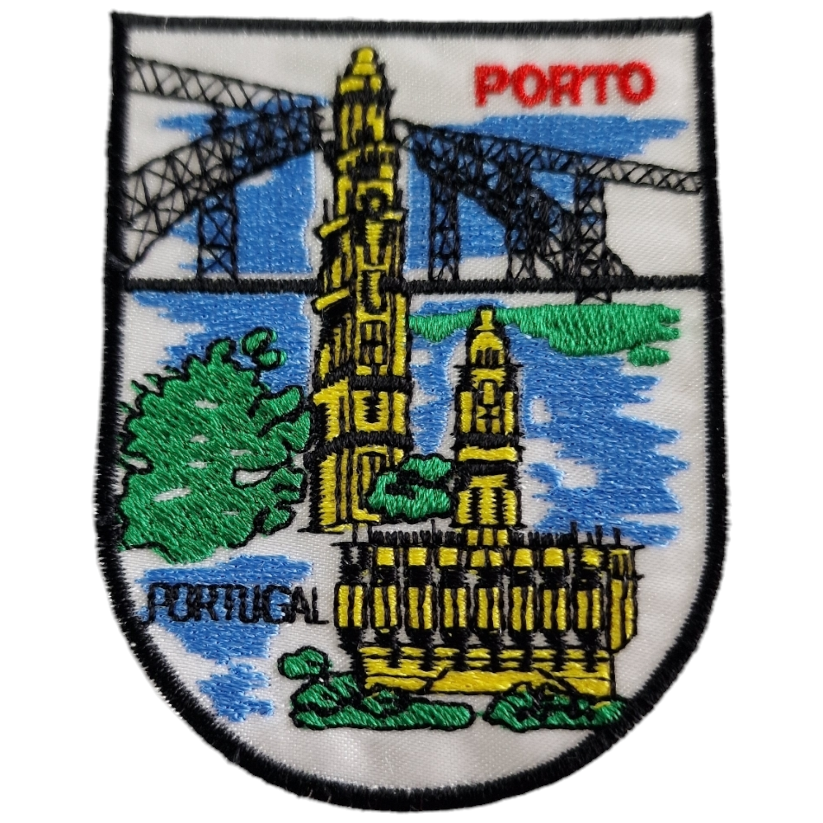 Emblema bordado com palavras PORTO e PORTUGAL, edifícios, árvores, céu e estrutura metálica