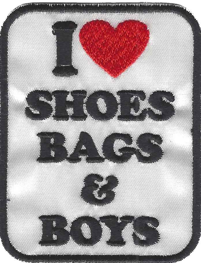 Emblema bordado com texto 'I ♥ SHOES BAGS & BOYS' em branco, preto e vermelho