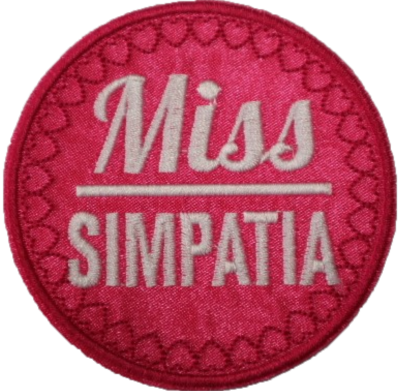 Emblema rosa redondo com texto branco 'Miss SIMPATIA'