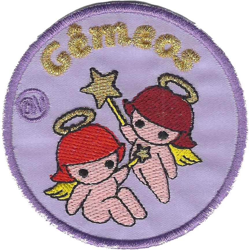 Emblema bordado circular lilás com duas figuras de gémeos ruivos e palavra GEMEOS