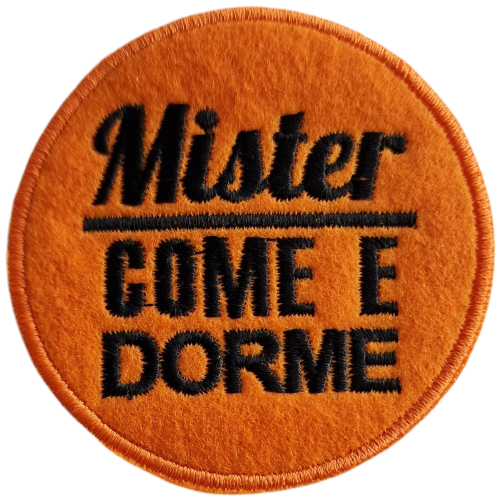 Patch redondo laranja com texto bordado em preto