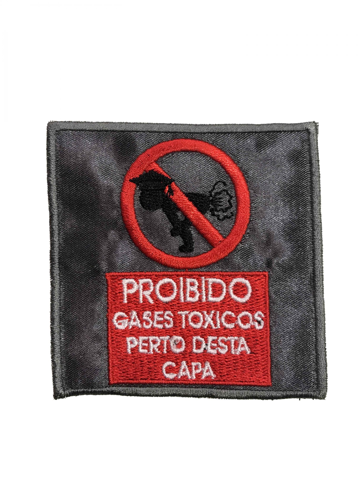 Emblema tecido cinza escuro com sinal de proibição e texto em português sobre gases tóxicos