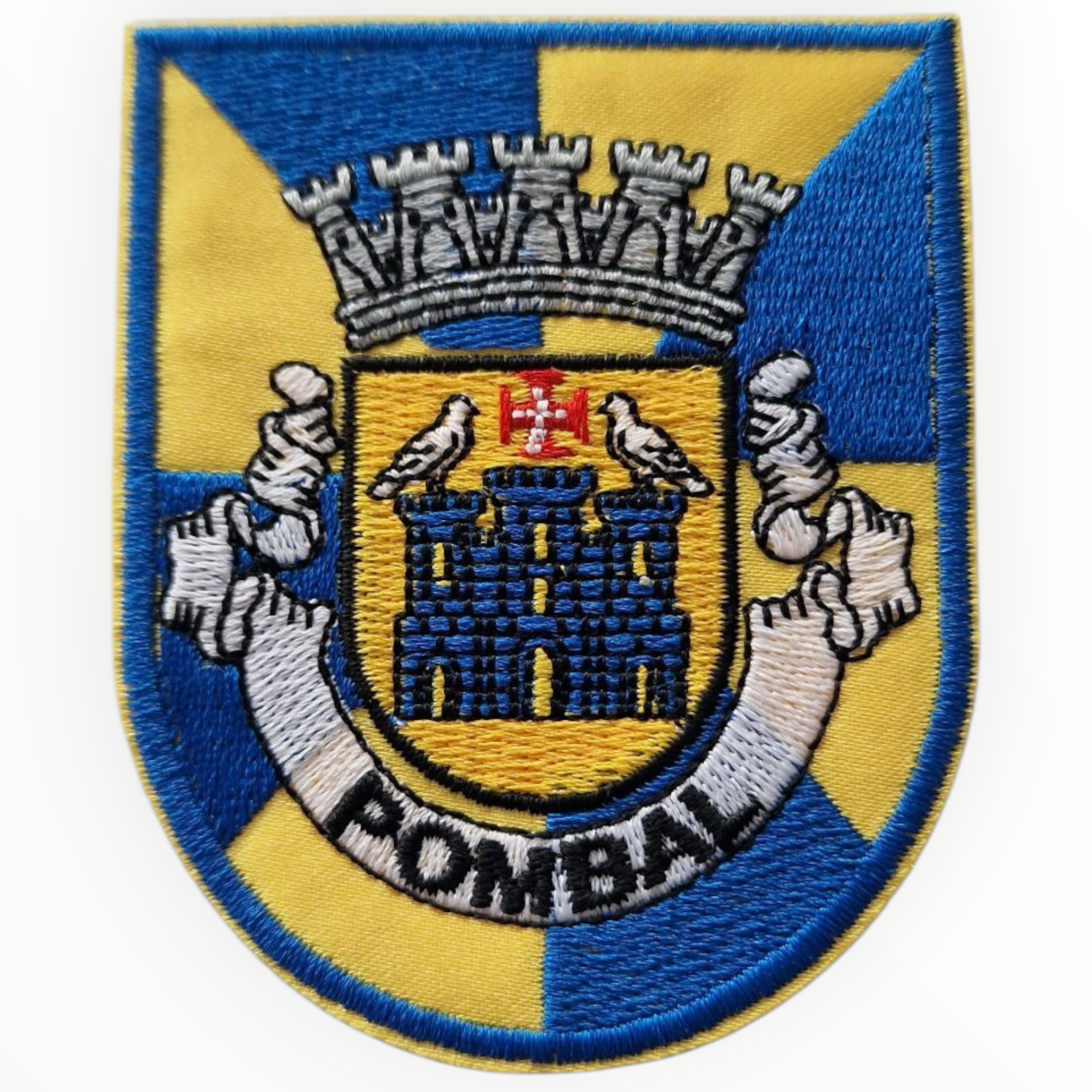 Emblema bordado do escudo de Pombal azul e amarelo com castelo e pássaros