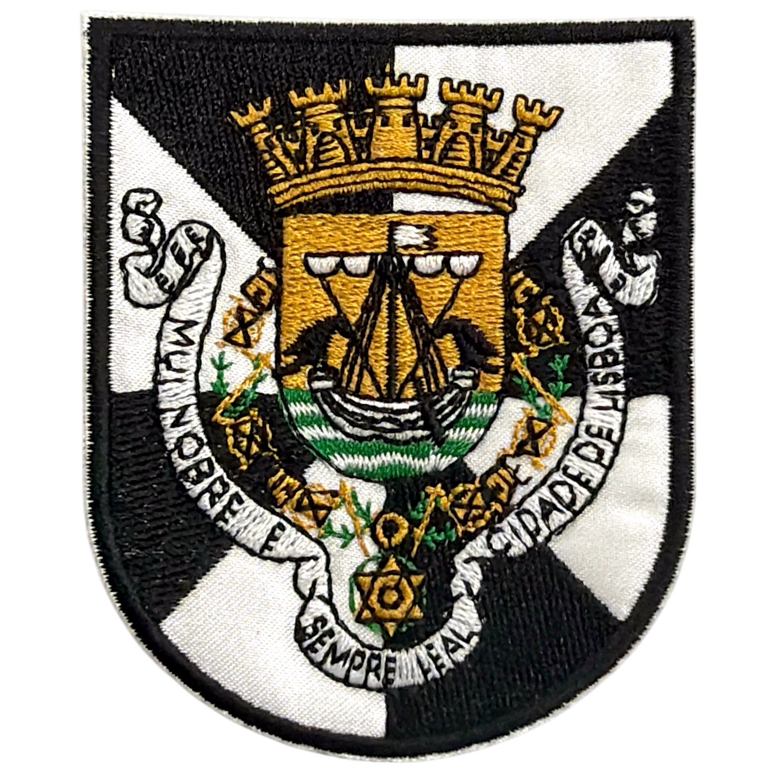 Patch bordado em forma de escudo com símbolos e texto em preto, branco e dourado