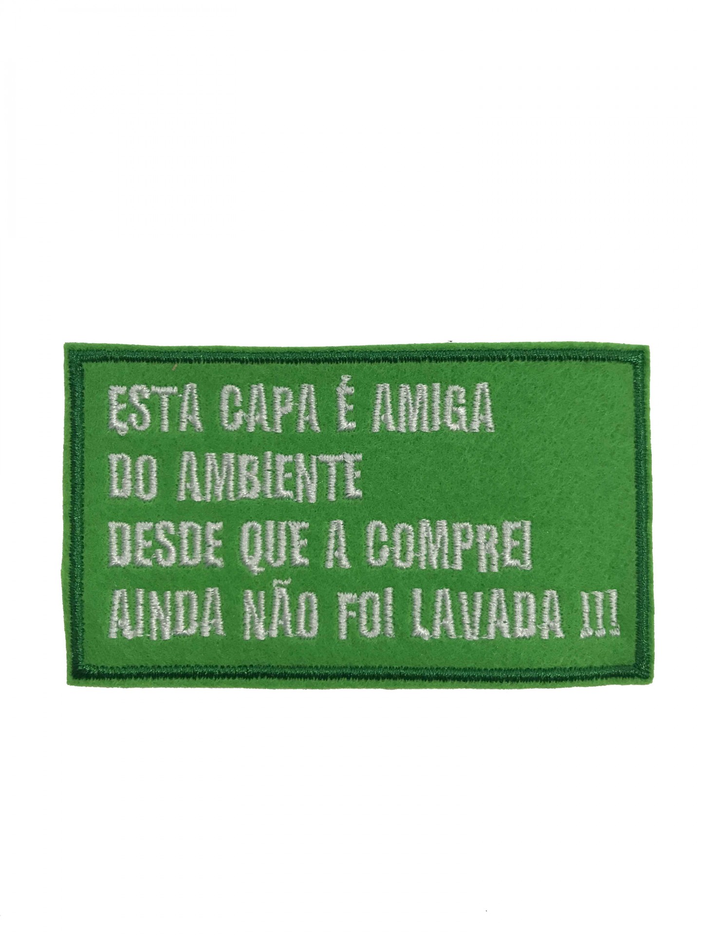 emblema verde com texto bordado branco