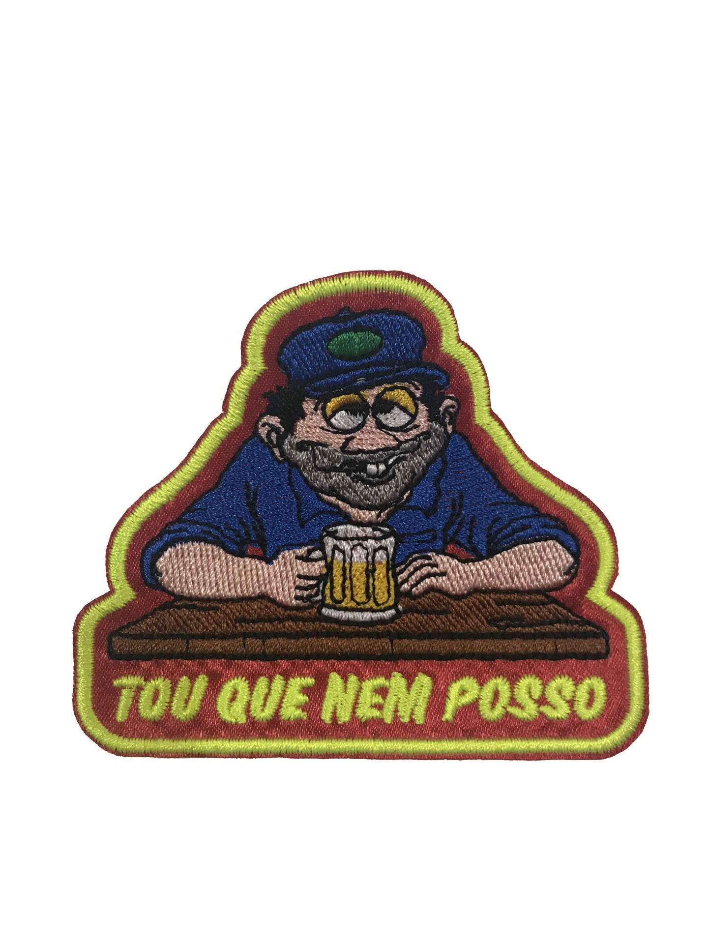 Emblema bordado de homem com cerveja e texto em português