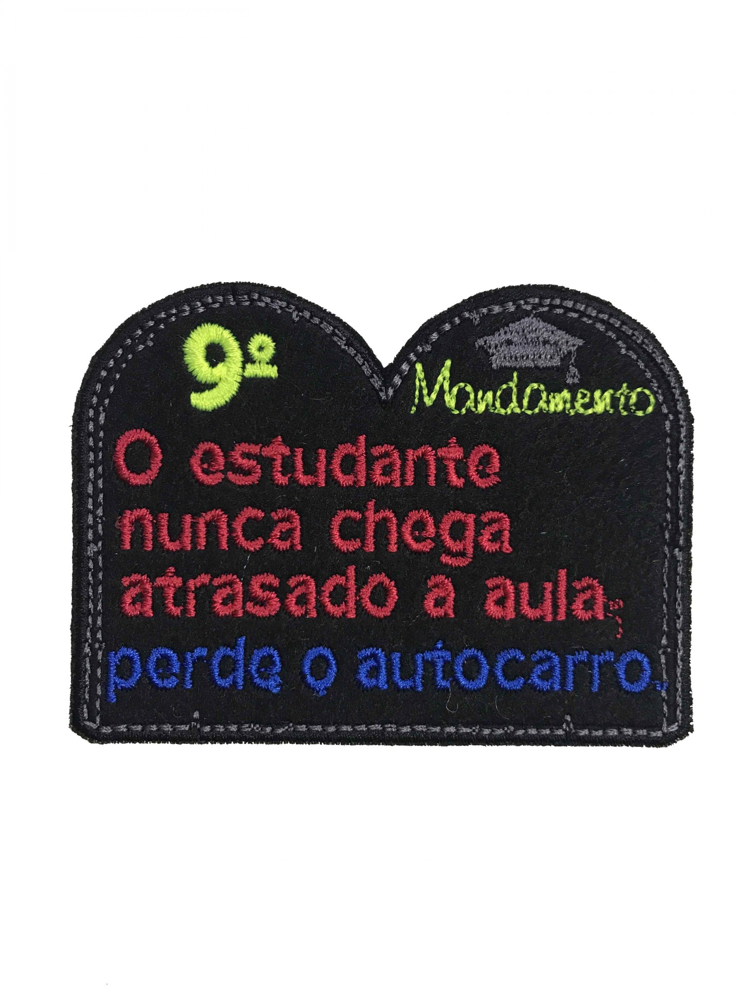 Patch bordado preto com texto colorido em português