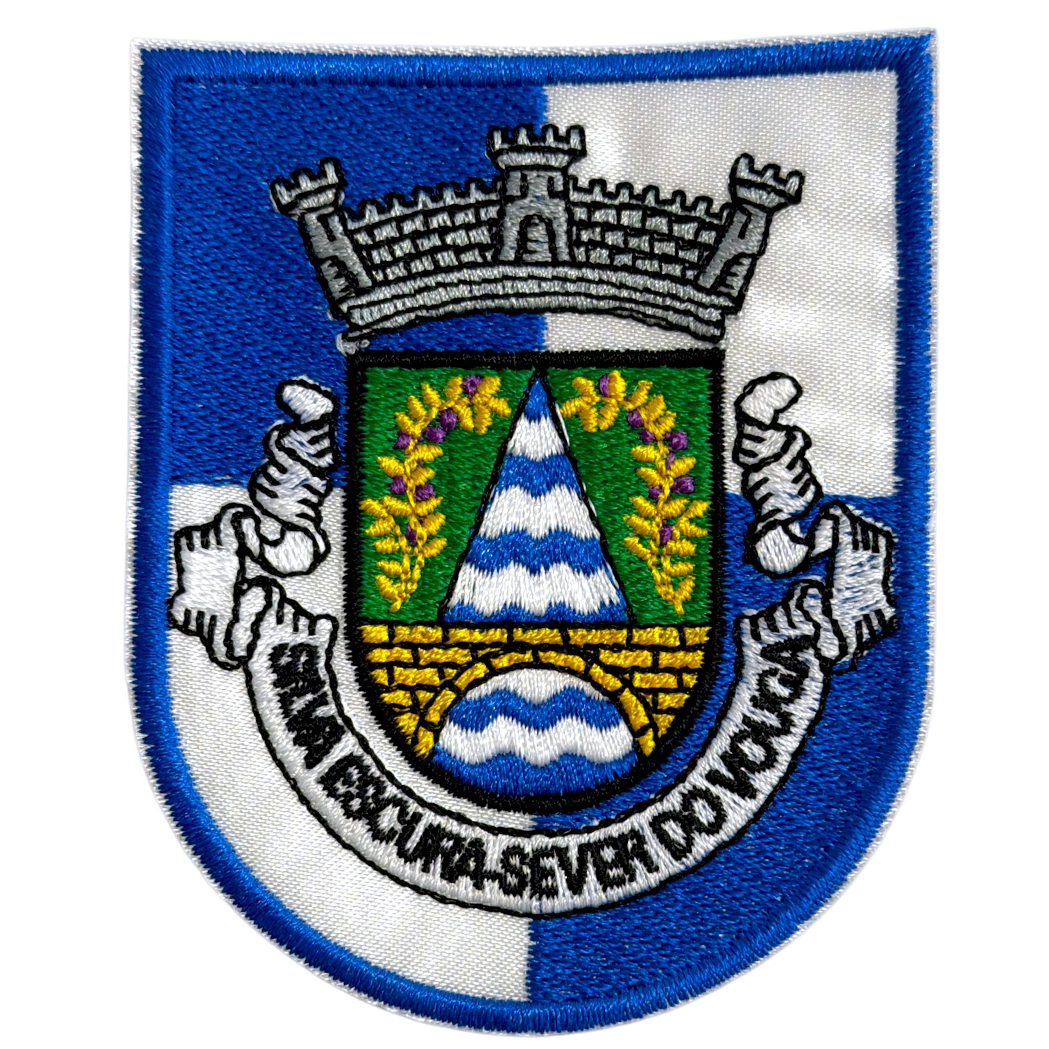 Emblema bordado de escudo azul e branco com torre e texto Vila de Vila Severinhos