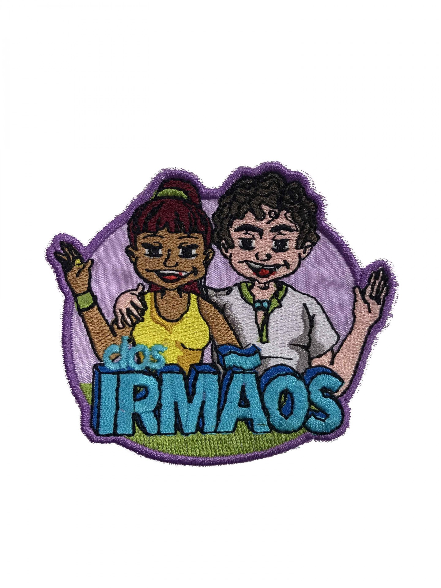 Emblema bordado com duas personagens e a frase dos IRMÃOS