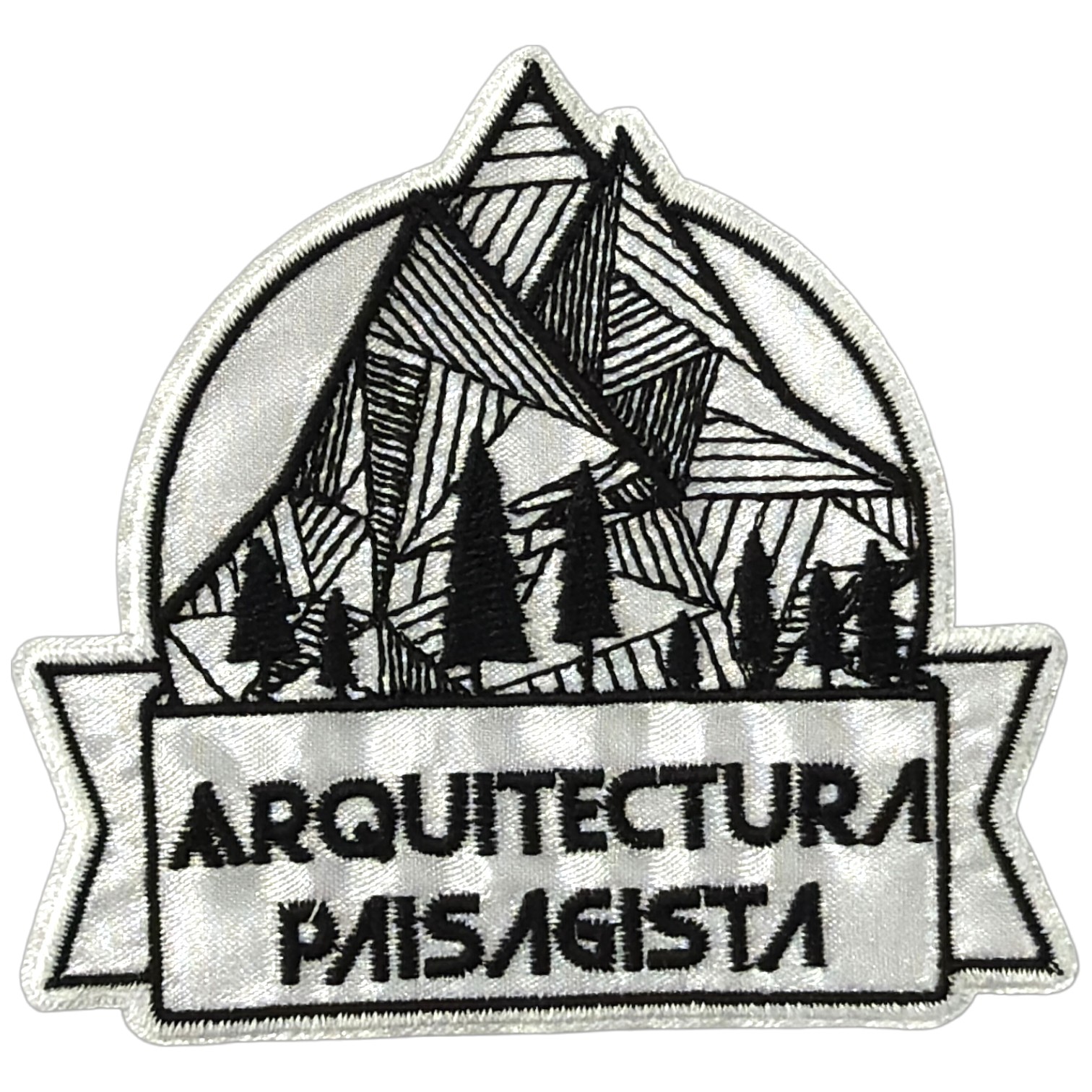 Emblema bordado prata e preto com montanhas, árvores e texto em português.