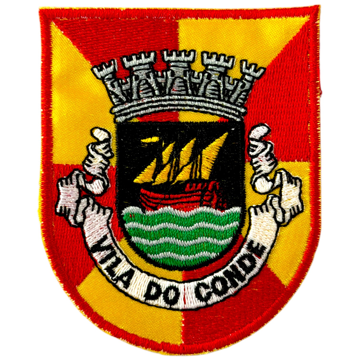 Emblema bordado com escudo vermelho e amarelo e texto Vilha do Conde.