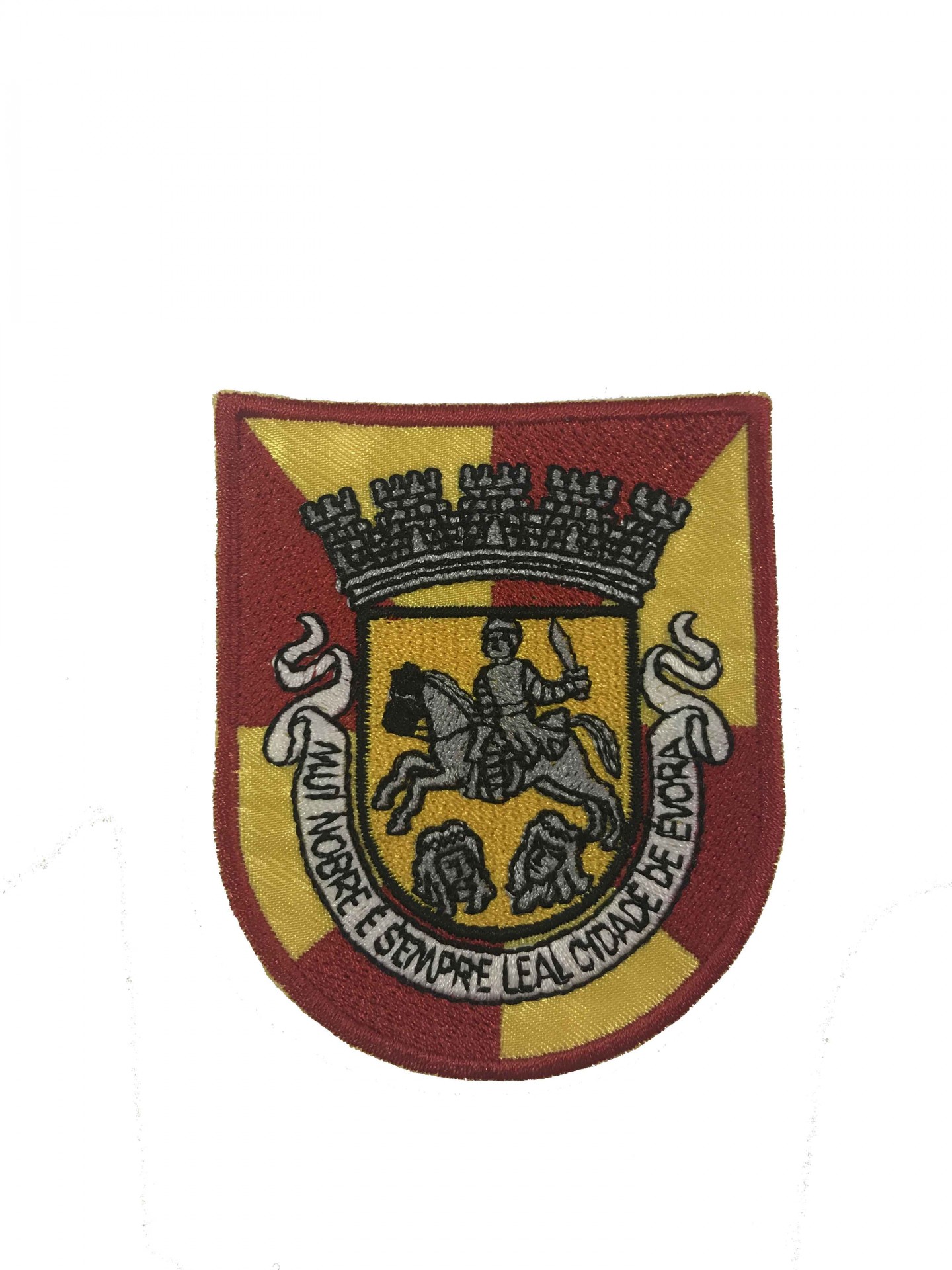 Emblema bordado com escudo vermelho e amarelo e cavaleiro a cavalo