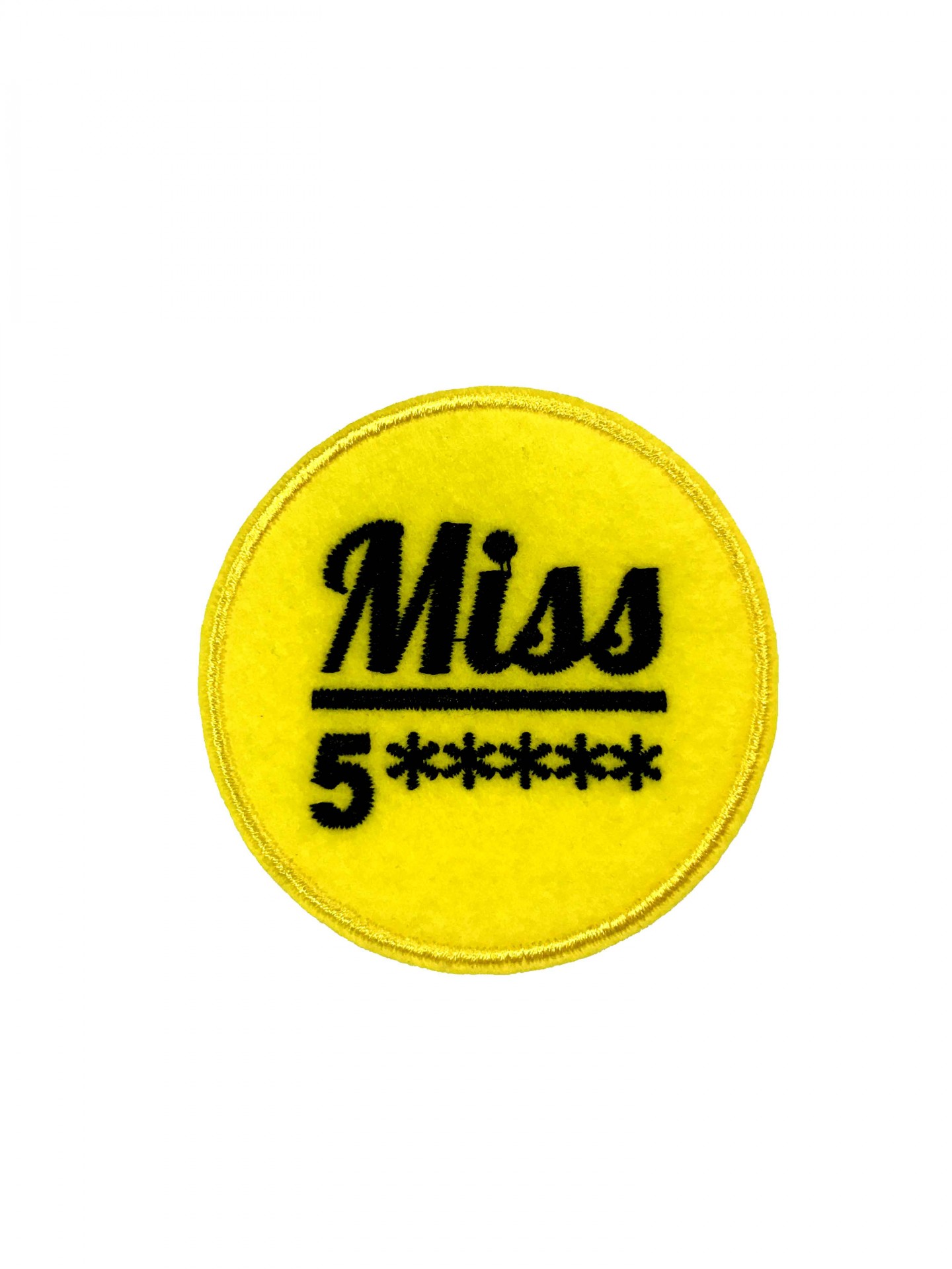Emblema redondo amarelo com texto preto 'Miss 5*****'