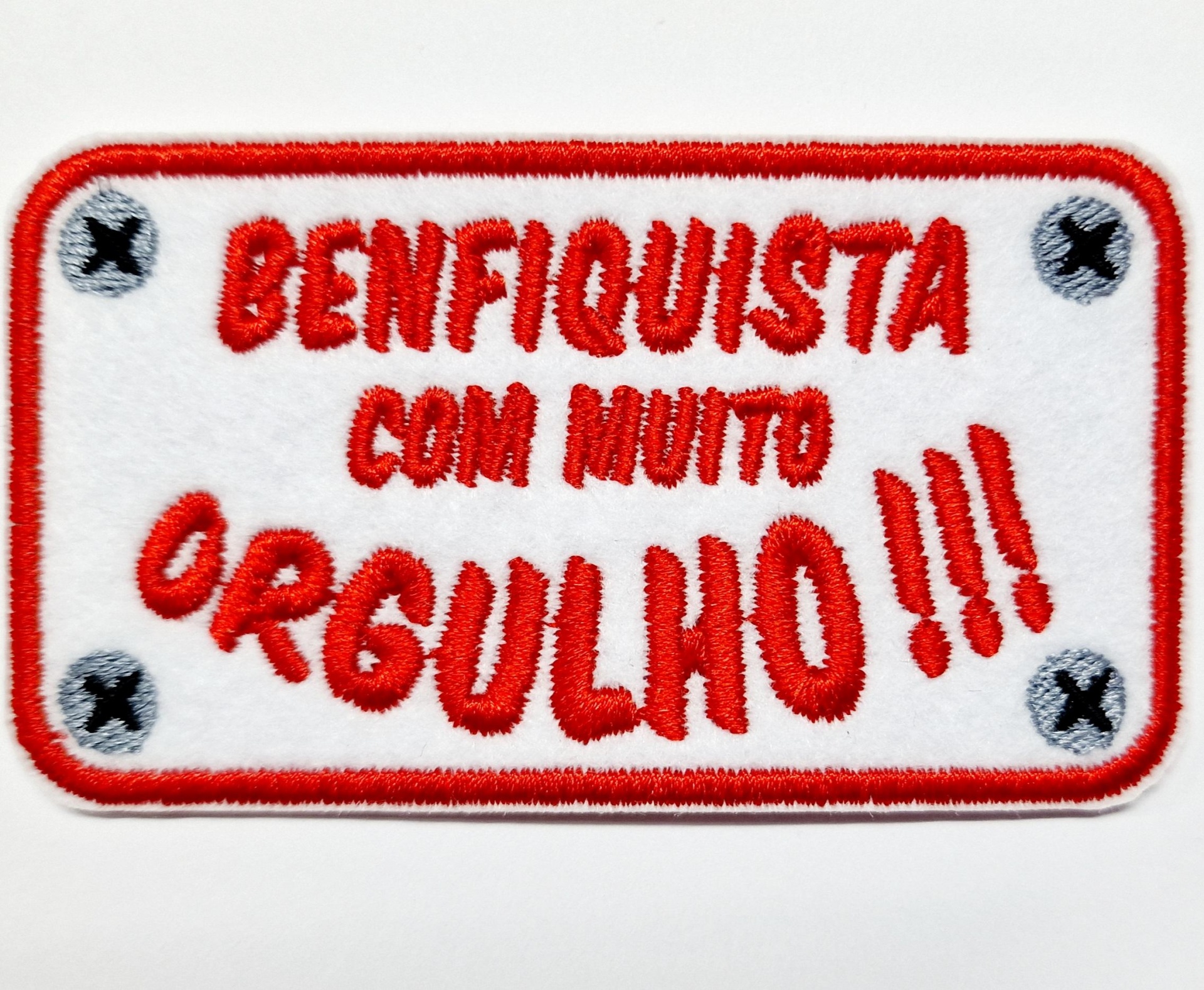 Patch bordado branco com texto vermelho e parafusos desenhados nos cantos