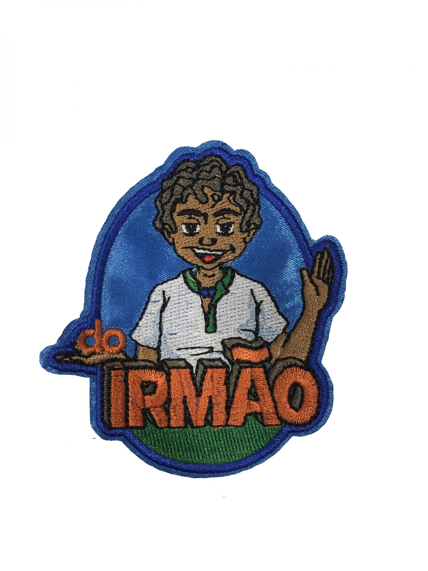 Emblema bordado com rapaz e texto do IRMÃO