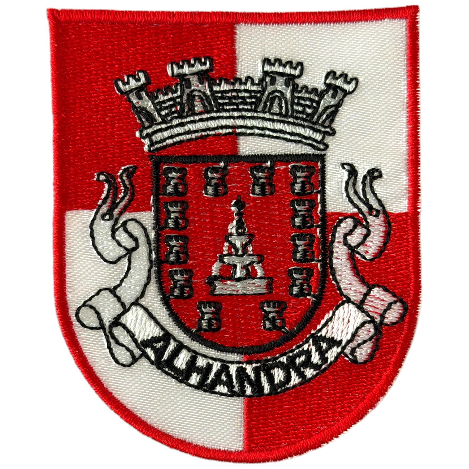Emblema bordado com escudo quadripartido em vermelho e branco com torre e texto ALHANDRA.