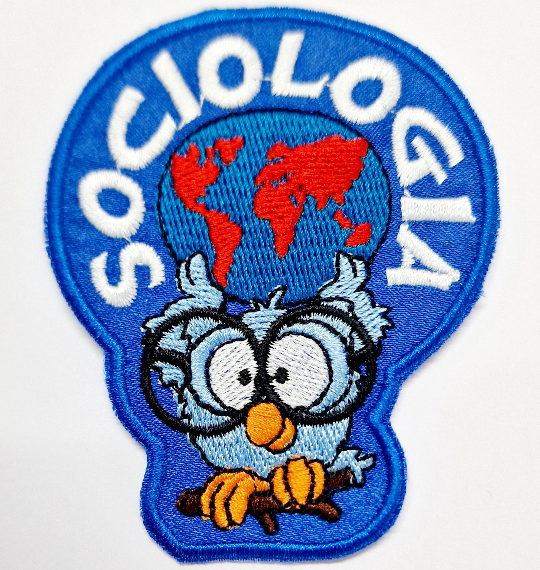 Emblema bordado com a palavra SOCIOLOGIA, globo terrestre e coruja com óculos