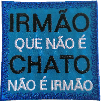 Patch azul quadrado com texto bordado em preto e branco