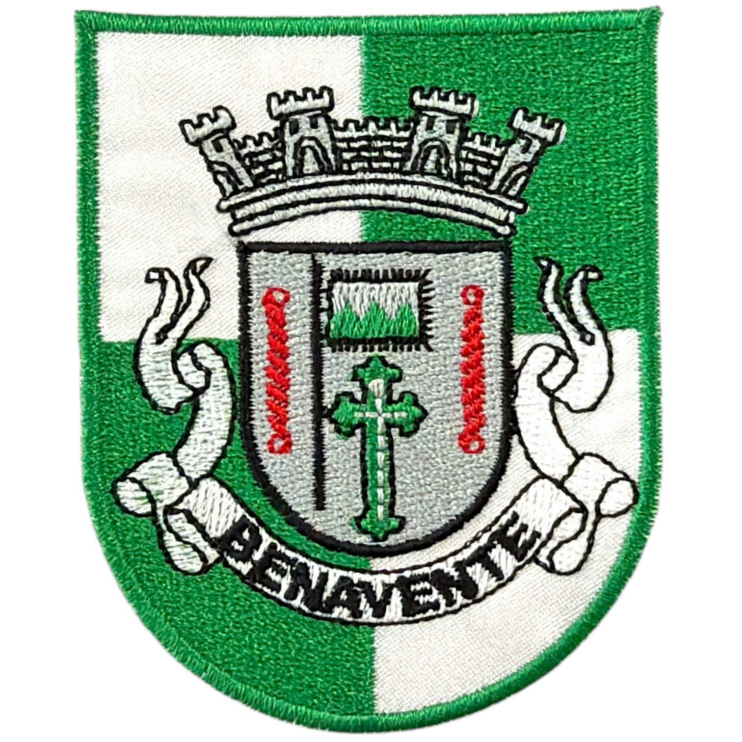 Emblema bordado com escudo verde e branco e texto BENAVENTE