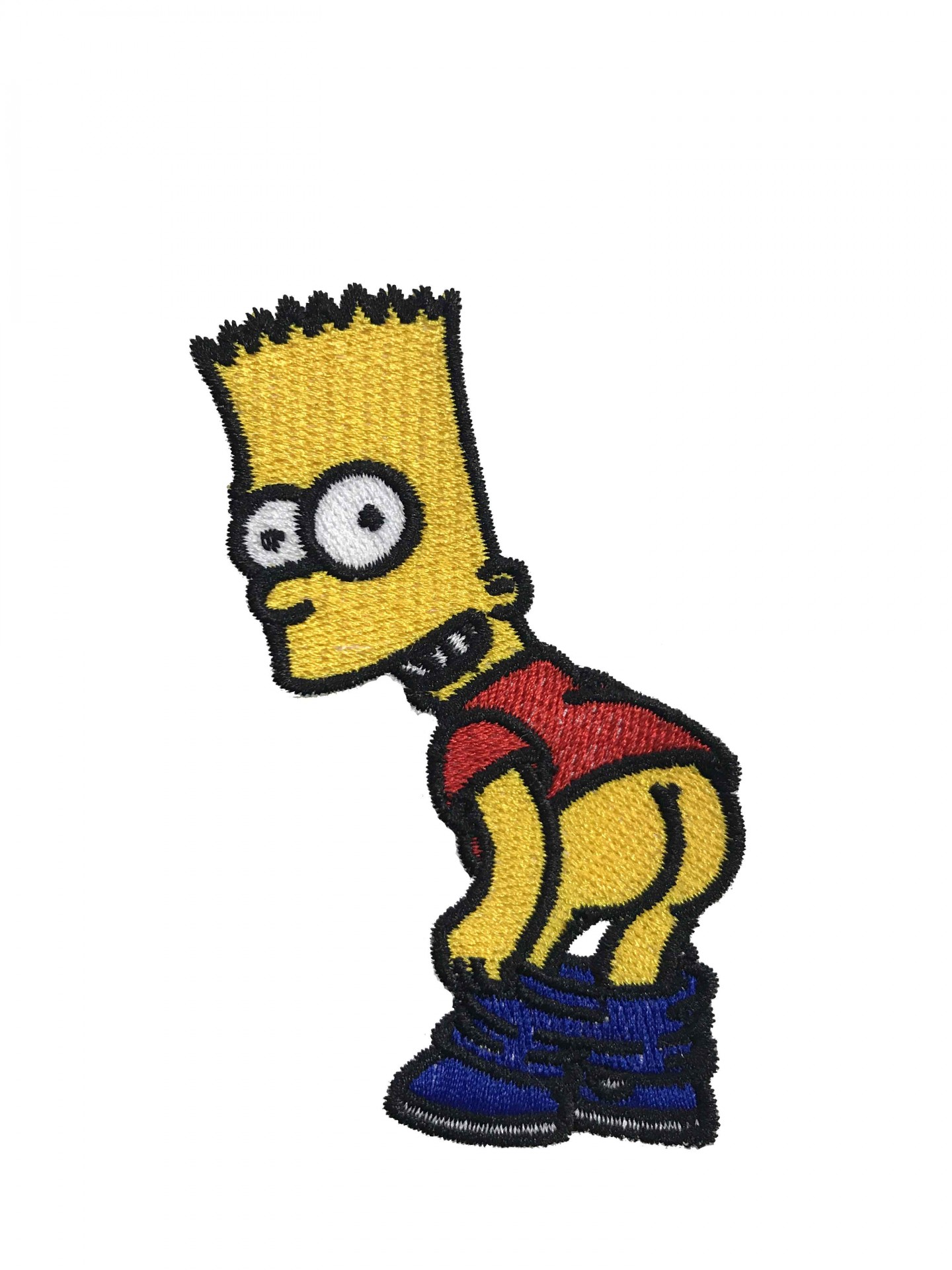 Emblema bordado de personagem amarela com camisa vermelha e calças azuis puxadas para baixo