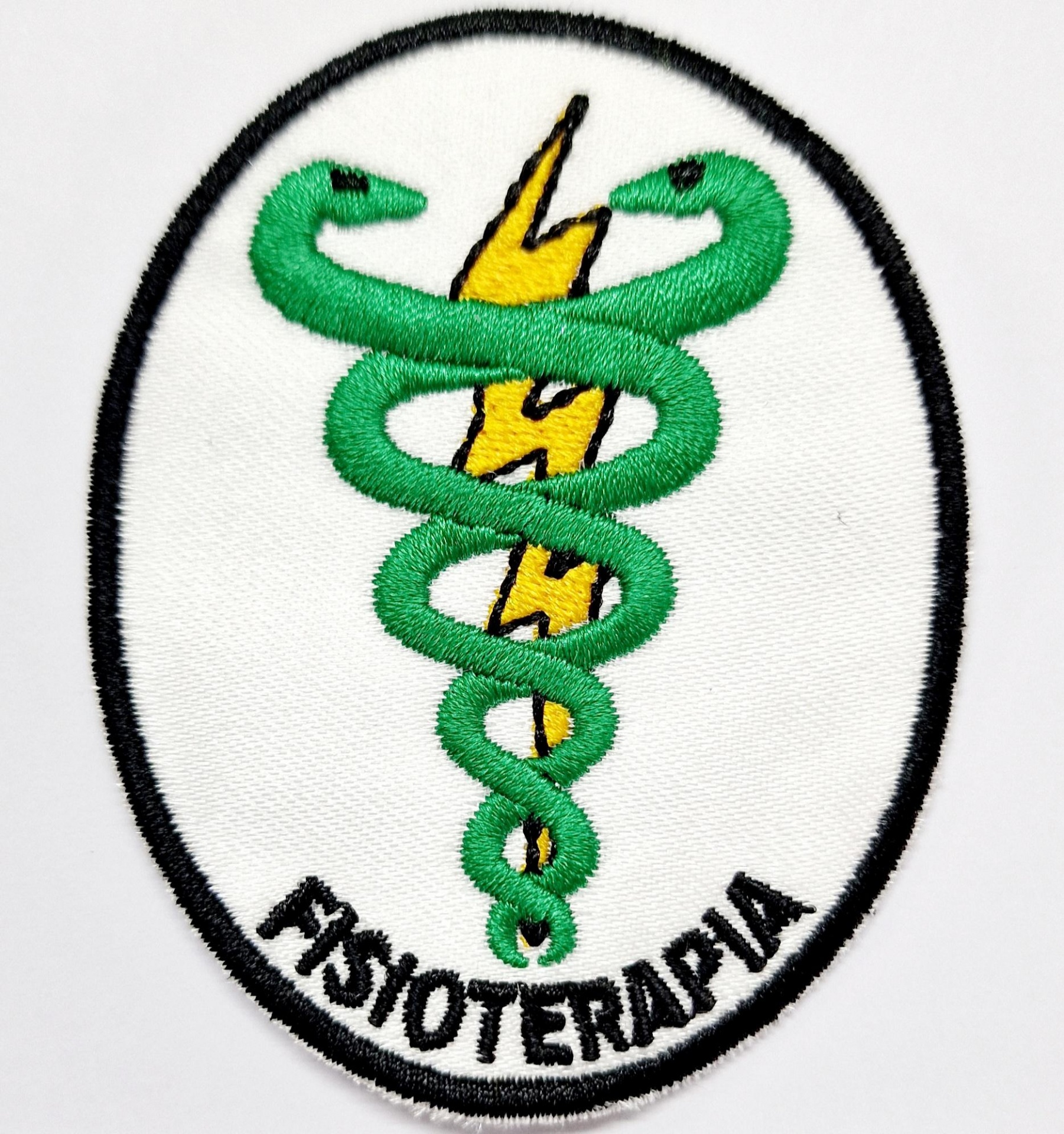Emblema bordado branco com cobras verdes, raio amarelo e texto FISIOTERAPIA.