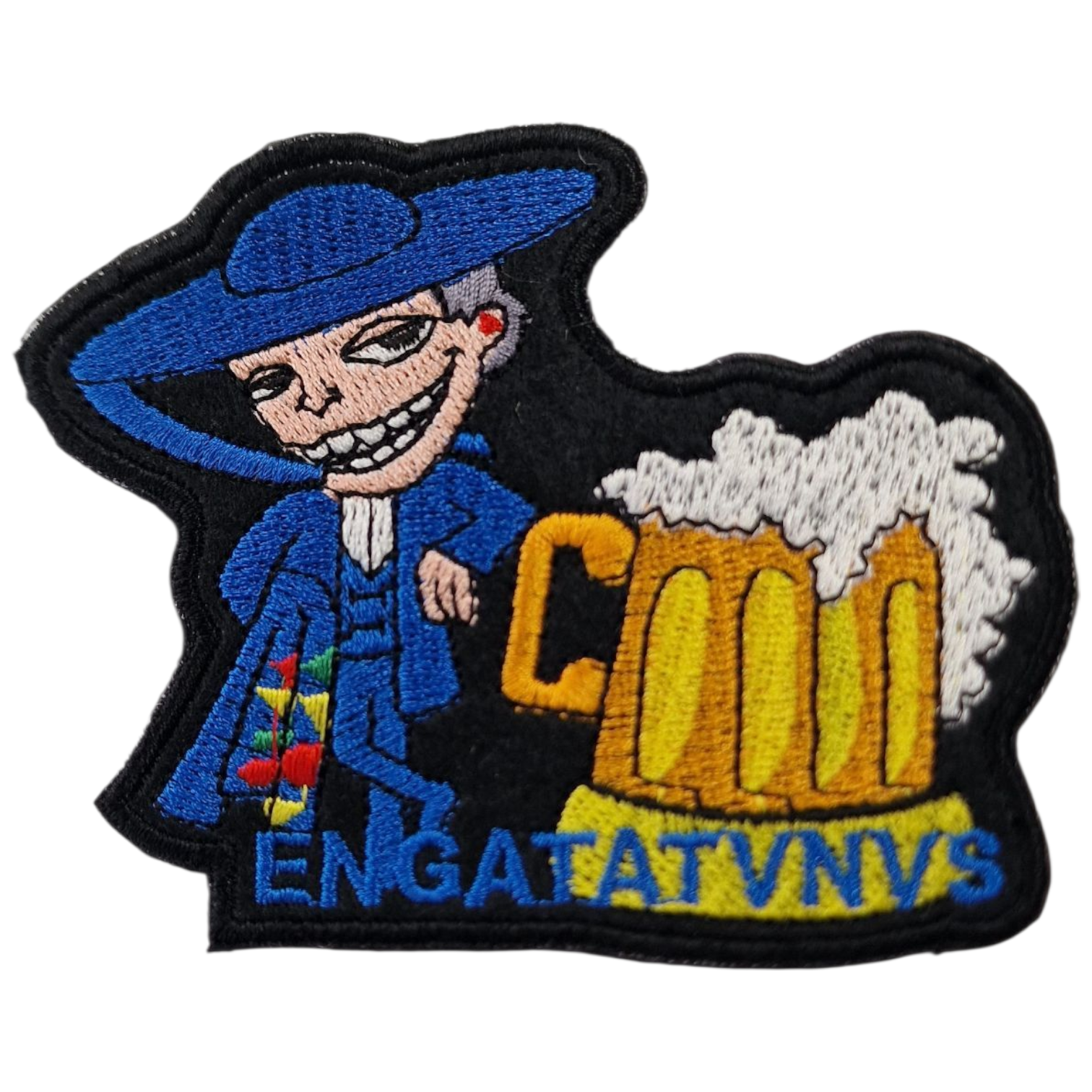 Patch bordado com personagem e caneca de cerveja com texto ENGATATVNVS.