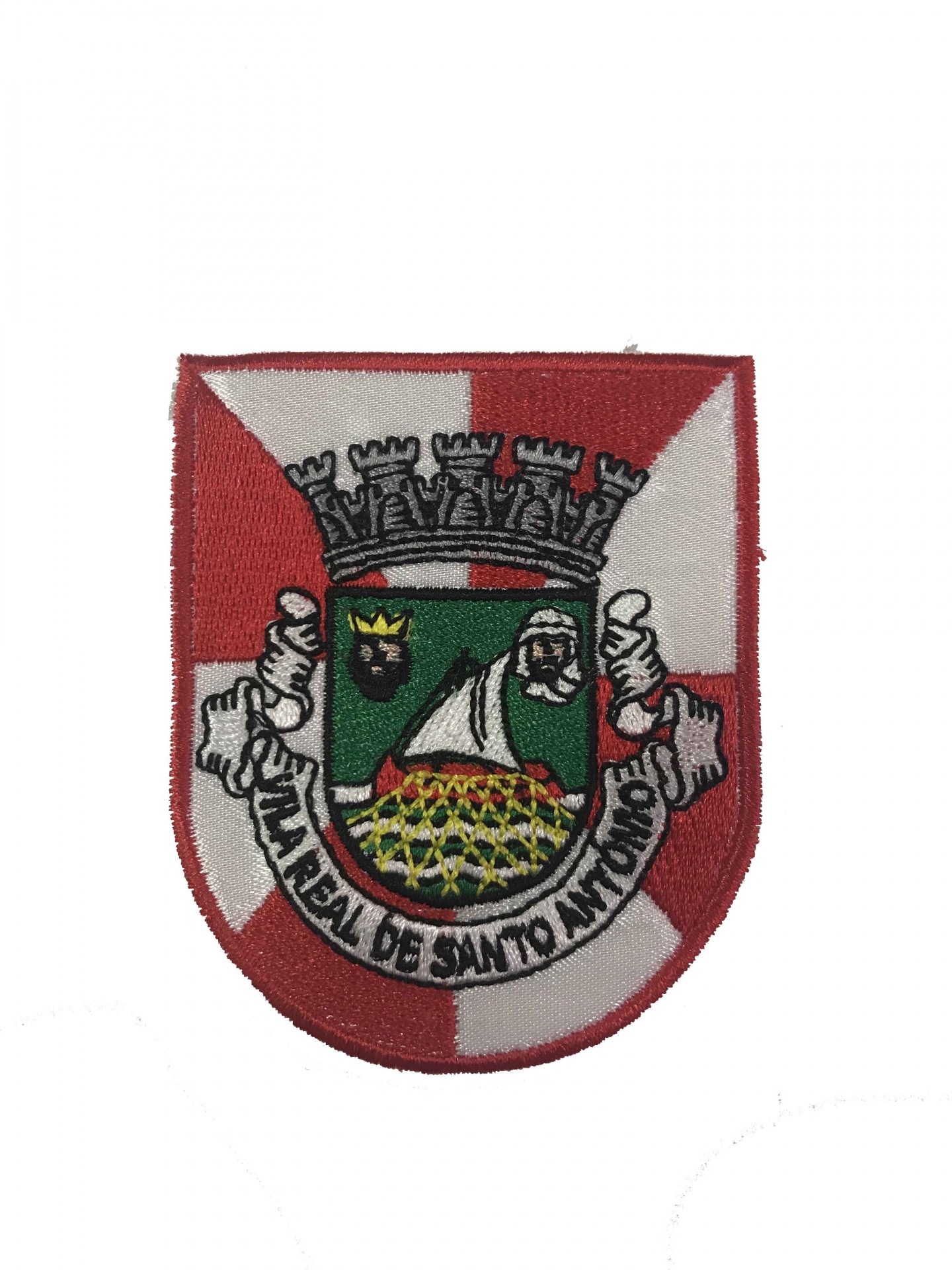 Emblema bordado da Câmara Municipal de Santo António com escudo vermelho e branco, verde e elementos coloridos