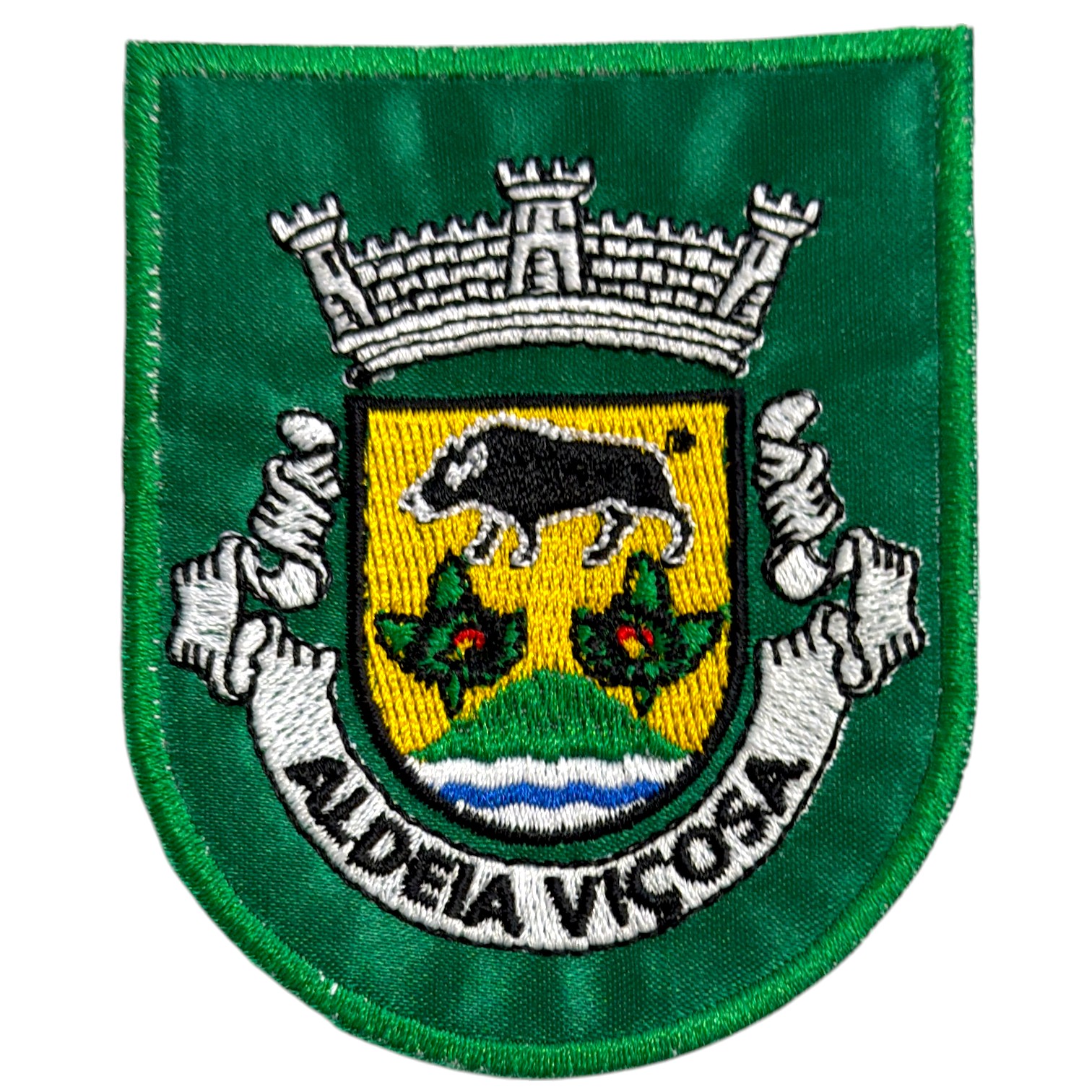 Emblema bordado em tecido verde com brasão e javali preto