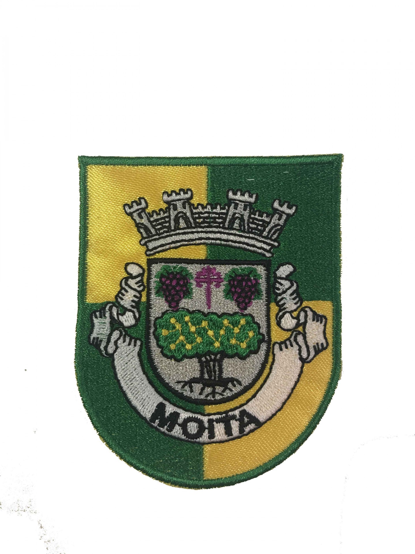 Emblema bordado em forma de escudo com cores verde, amarelo, e detalhes em cinza, roxo e amarelo