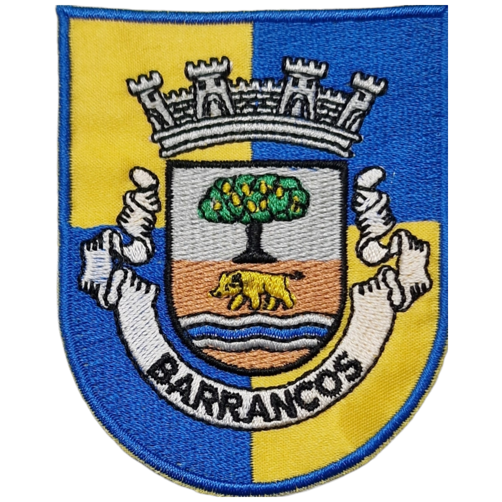 Emblema bordado azul e amarelo com brasão central com árvore, animal, ondas e texto BARRANCOS