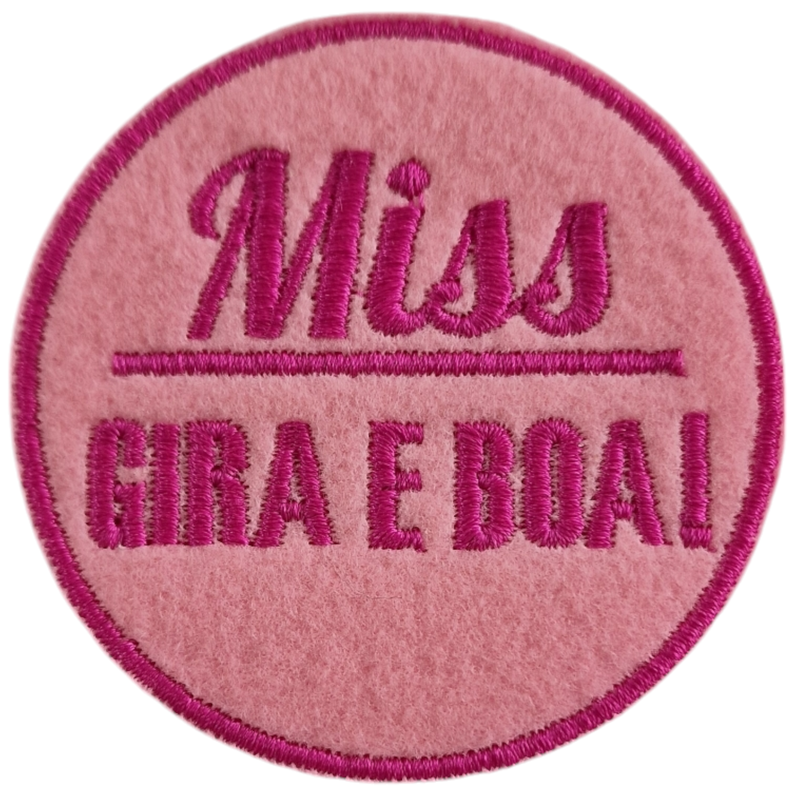 Patch redondo cor-de-rosa com bordado com texto 'Miss GIRA E BOA!'