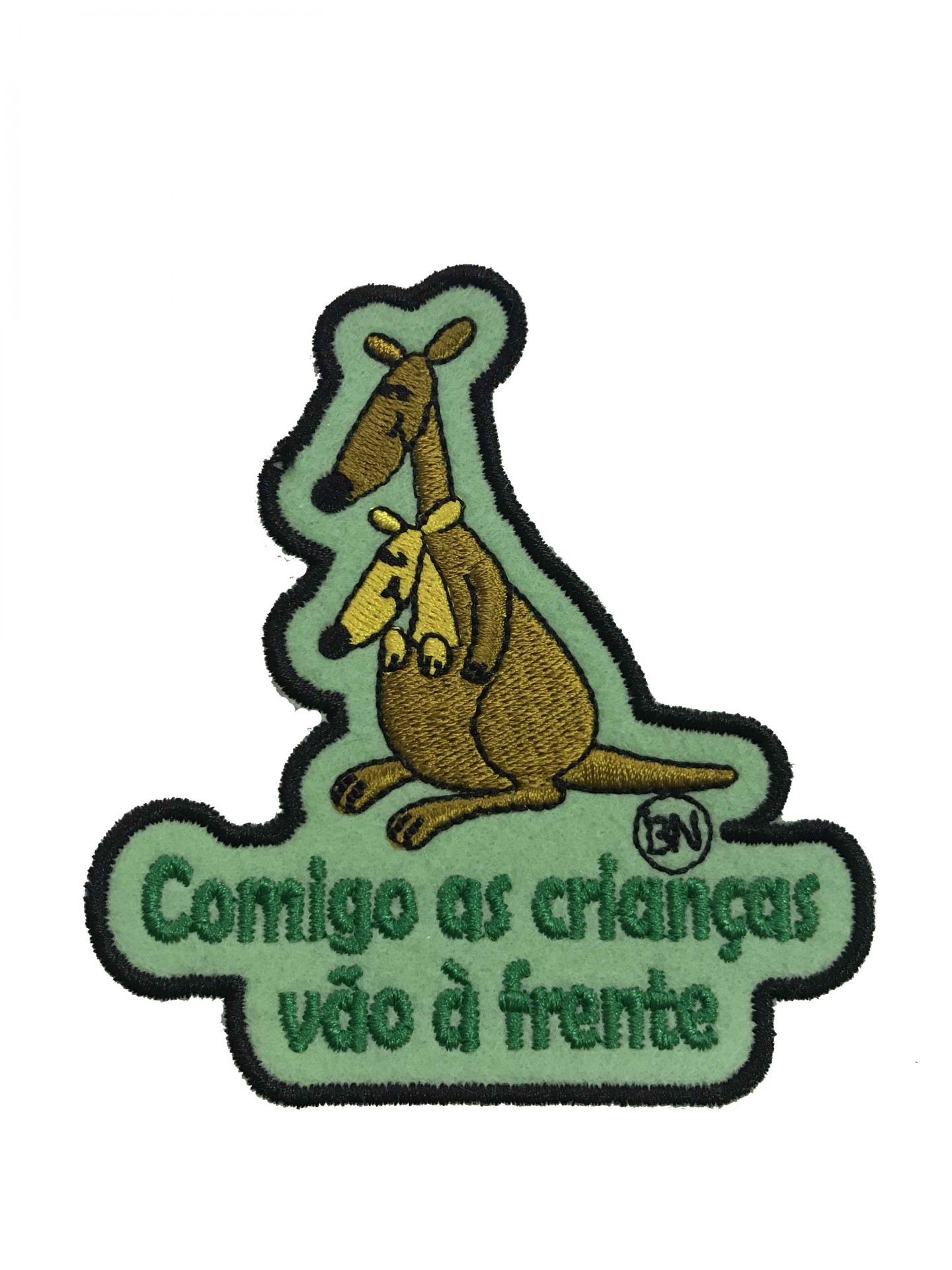 Emblema bordado com cangurus e texto em português
