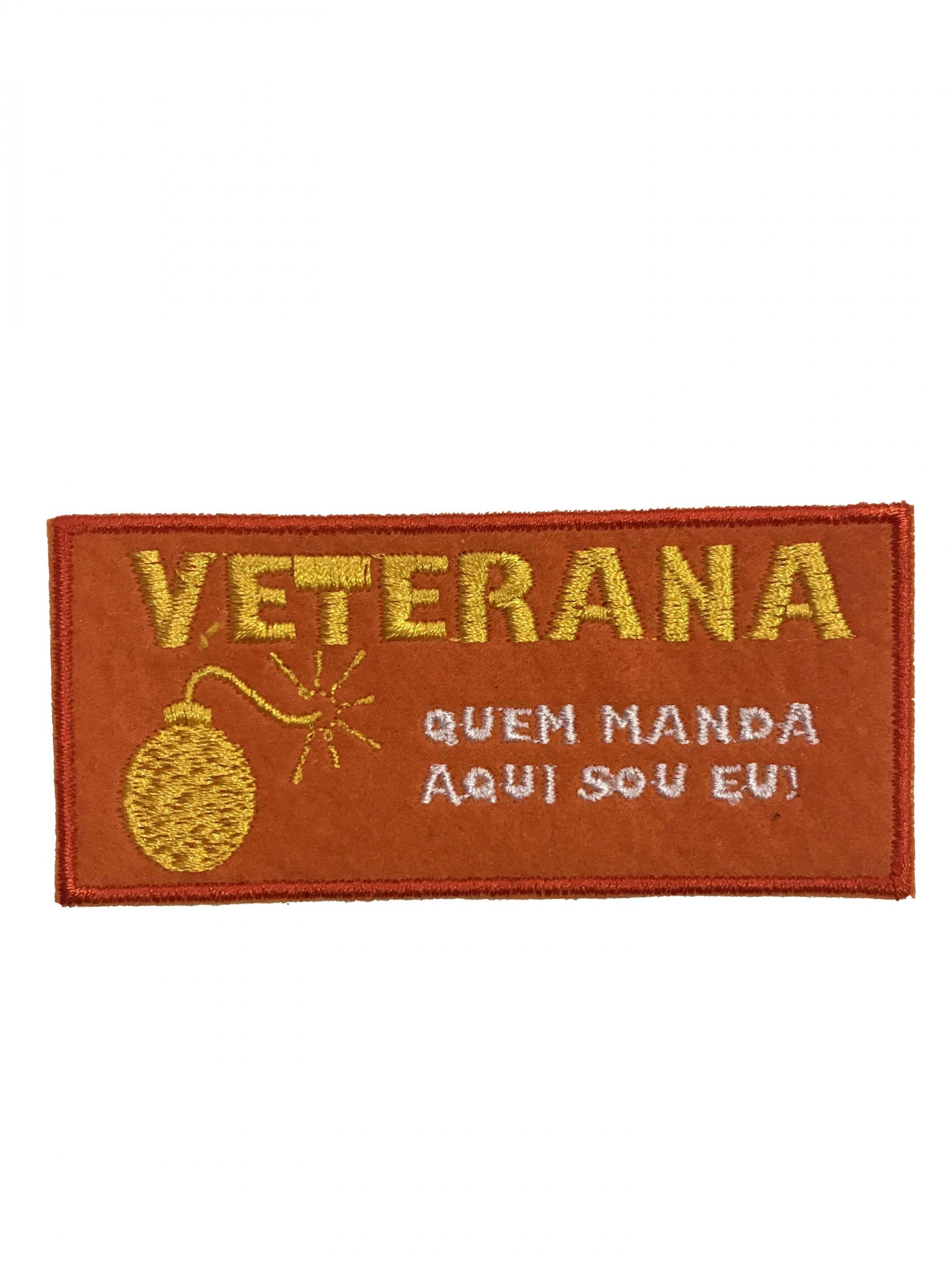 Etiqueta bordada retangular com texto VETERANA e frase QUEM MANDA AQUI SOU EU!