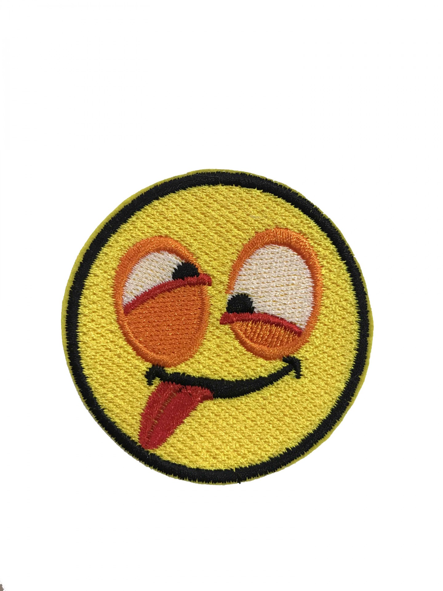 Emblema bordado redondo amarelo com rosto sorridente e língua de fora