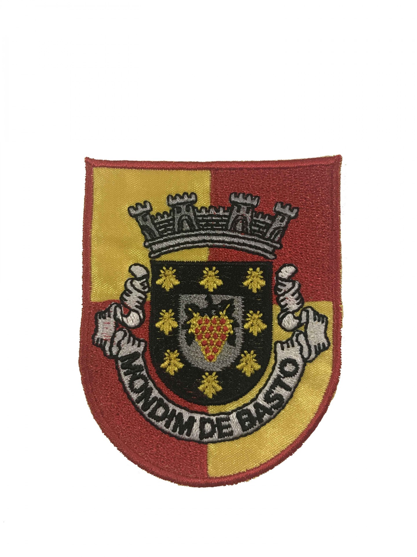 Emblema bordado com texto Vila Nova de Basto e elementos decorativos.
