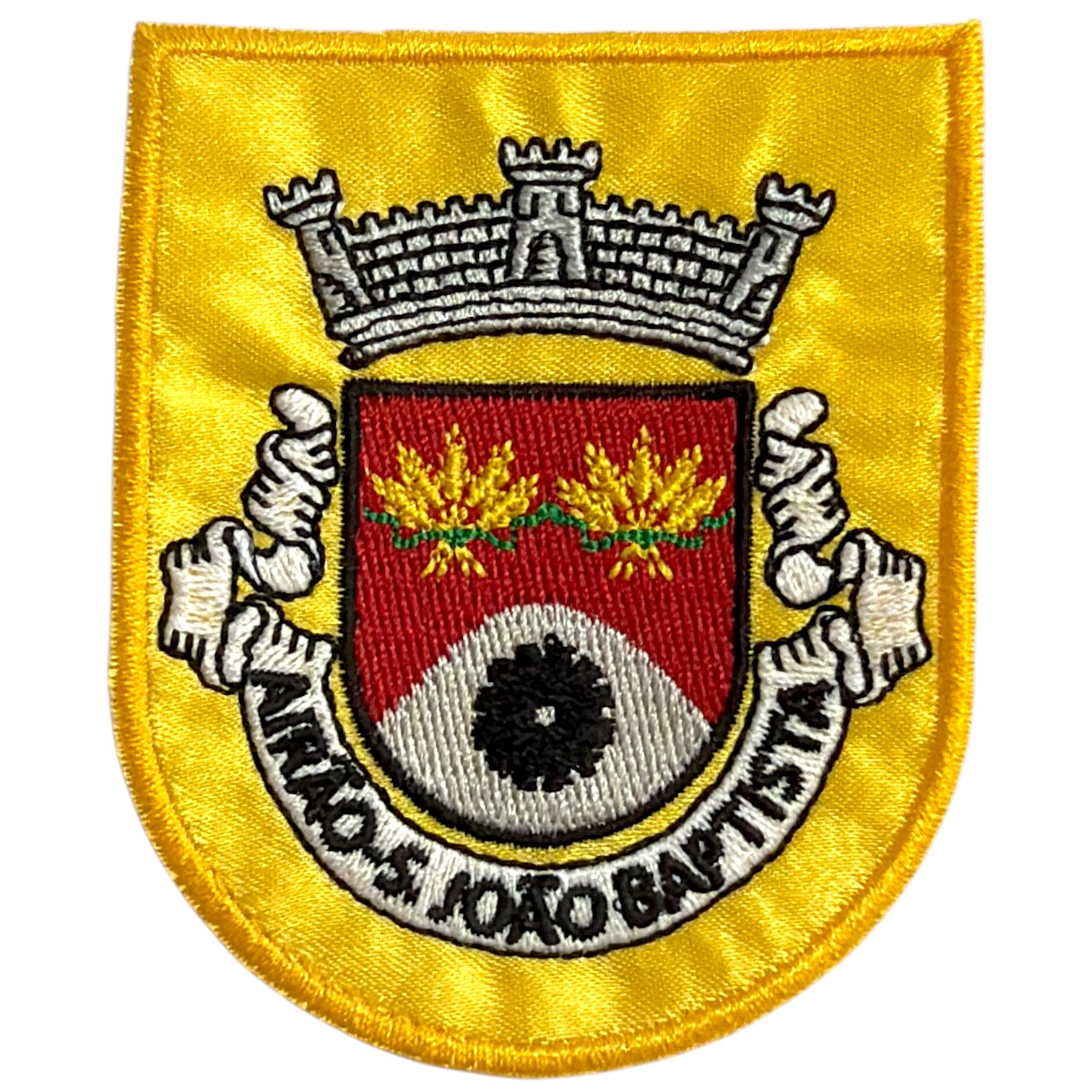 Emblema bordado com escudo vermelho, olhos e texto em fita branca