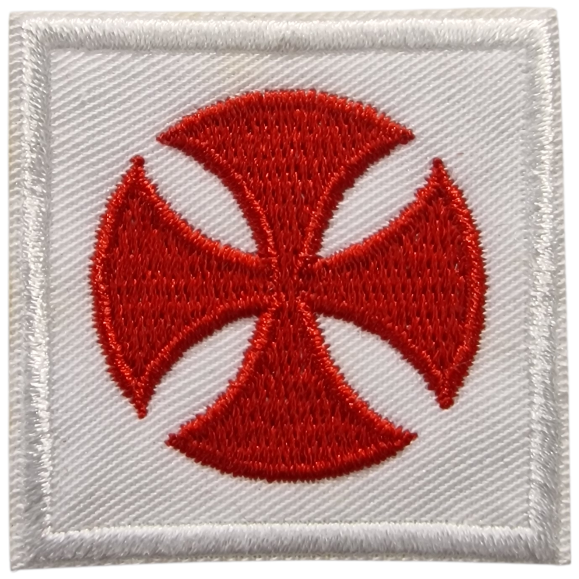 Emblema bordado quadrado com cruz vermelha em fundo branco