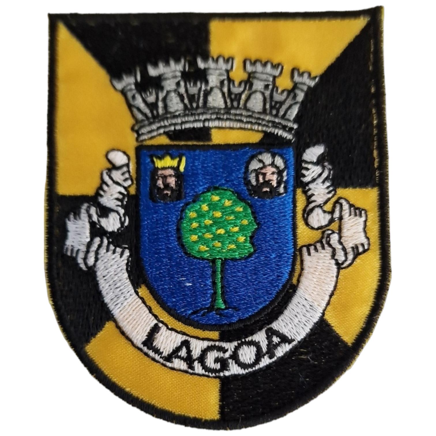 Emblema bordado com escudo azul, árvore e texto LAGOA