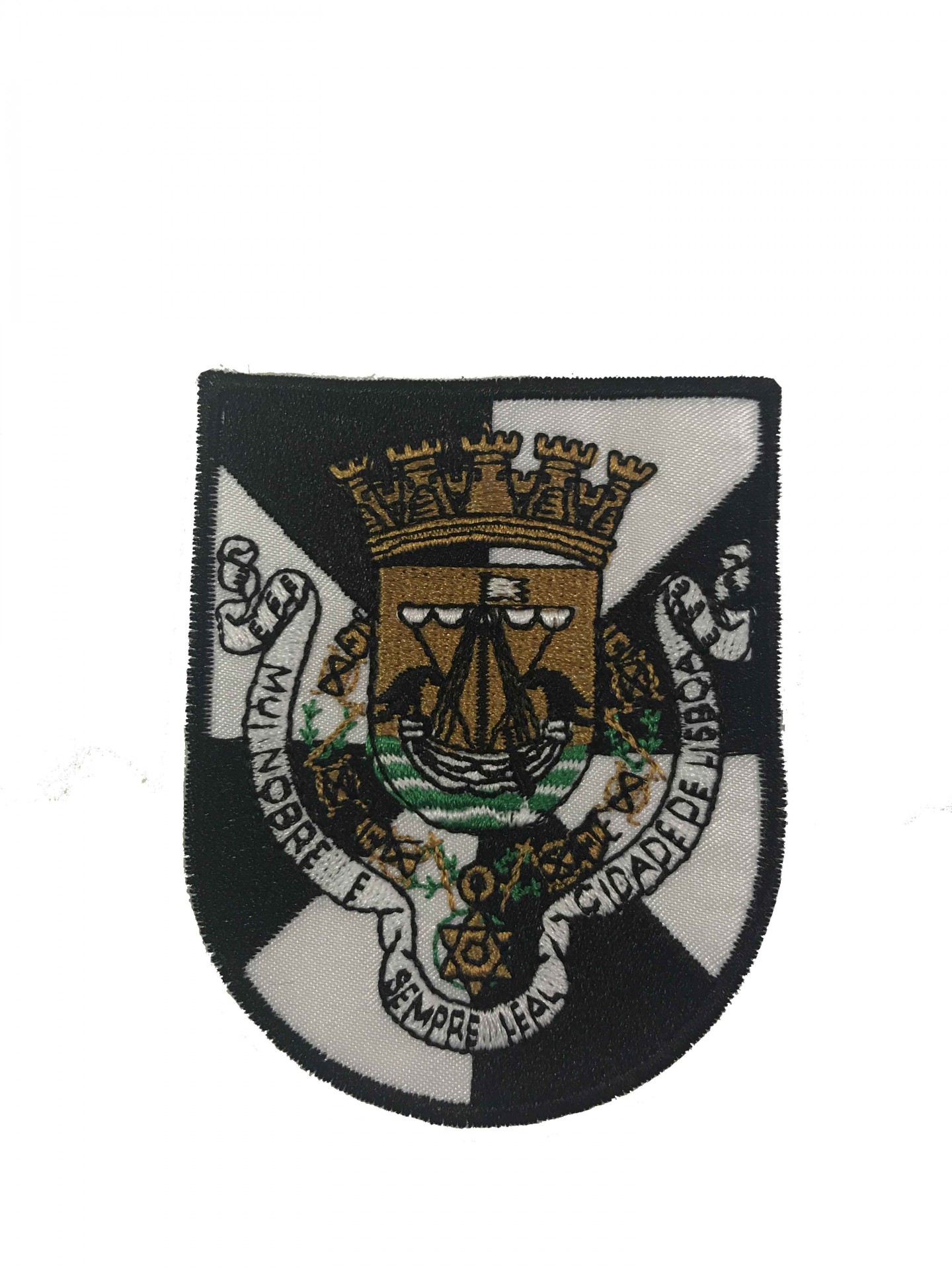 Emblema bordado com escudo e texto sobre fundo branco.