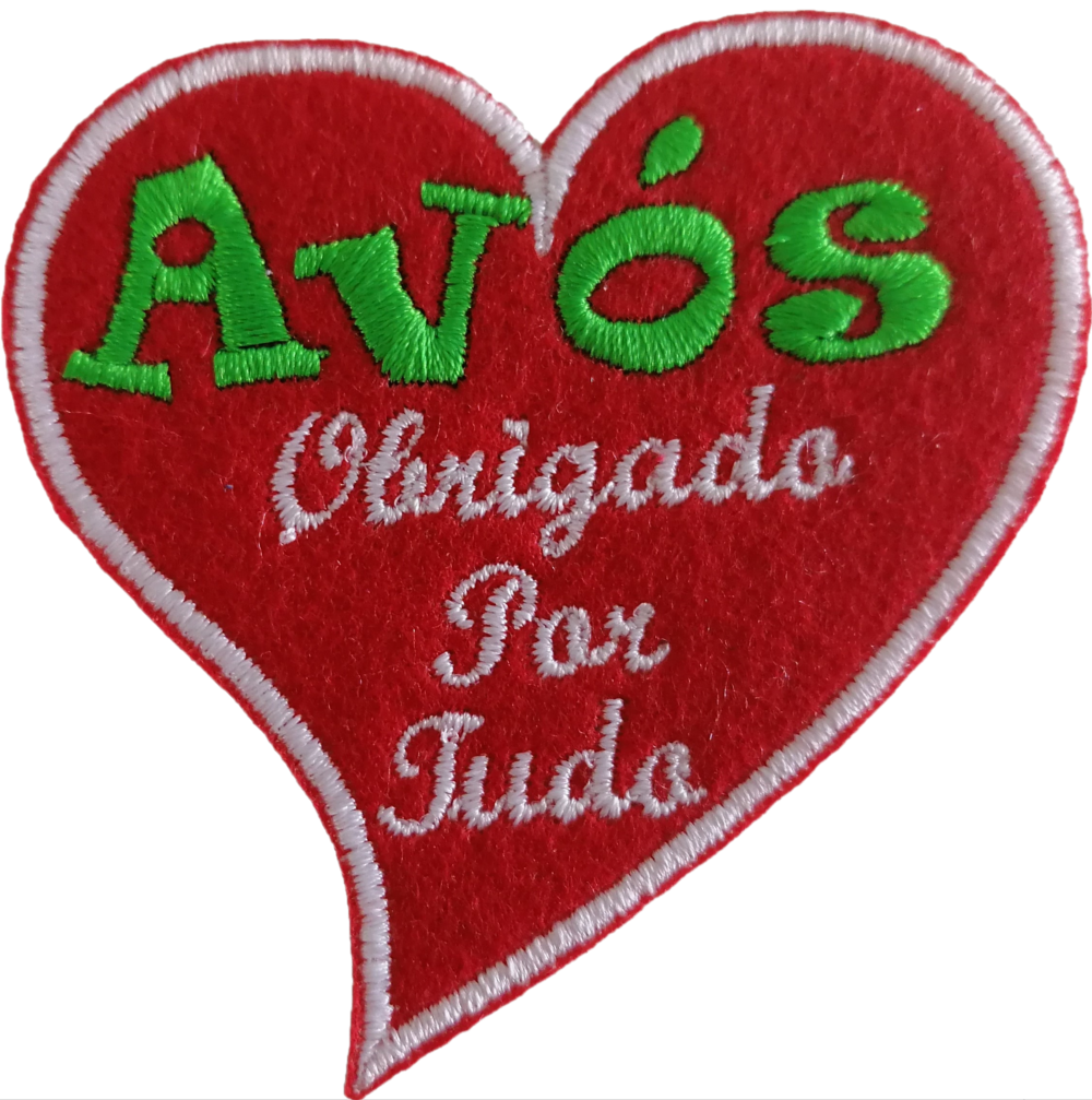 Patch bordado em forma de coração vermelho com texto em verde e branco