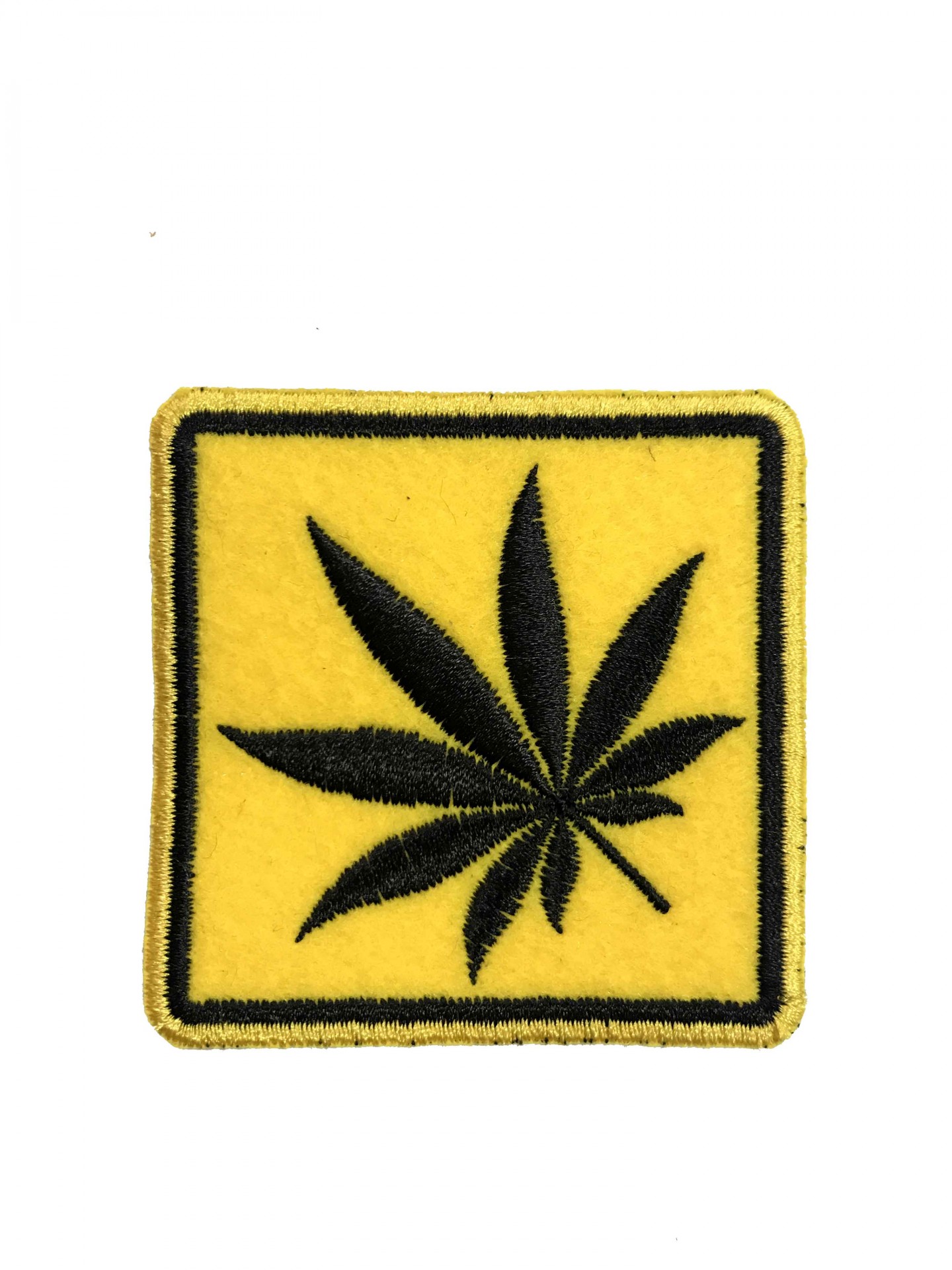 Aplicação de tecido quadrada amarela com folha preta de sete pontas