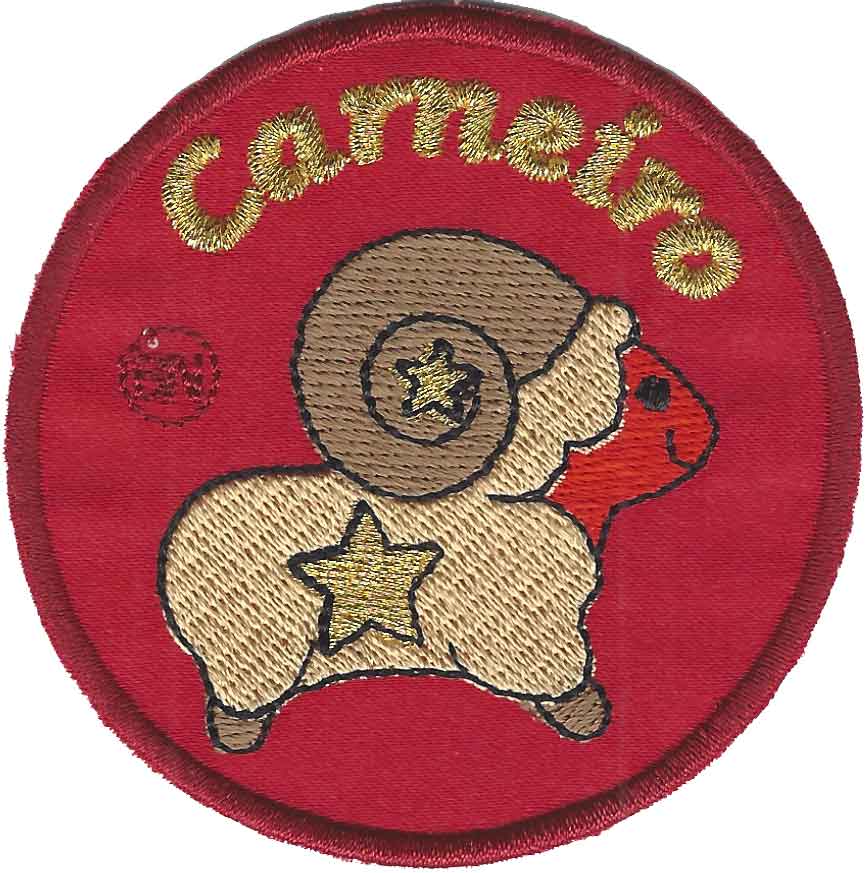 Emblema redondo vermelho com carneiro bordado e texto 'Carneiro'