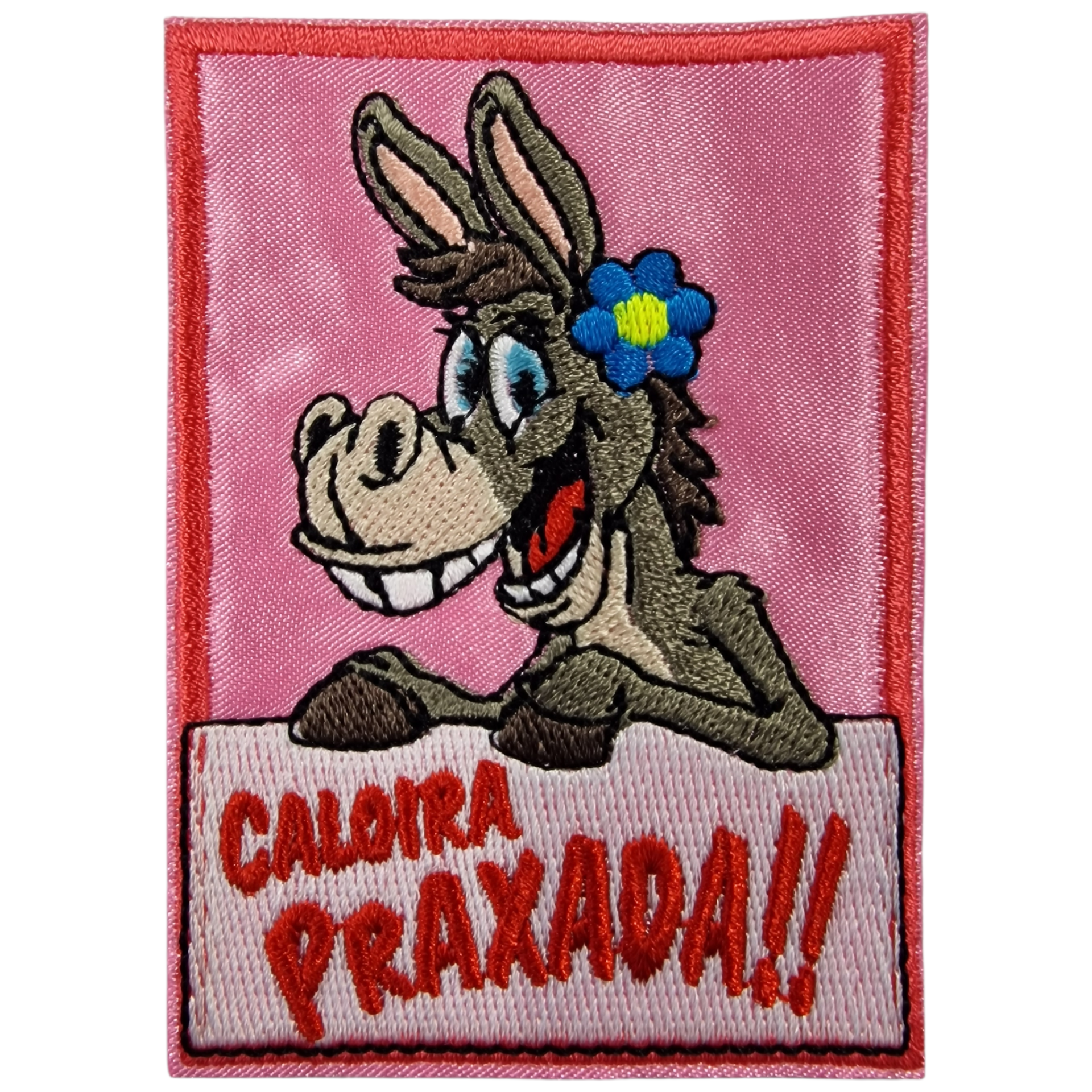 Patch bordado com burro e texto CALOIRA PRAXADA!! em fundo rosa.