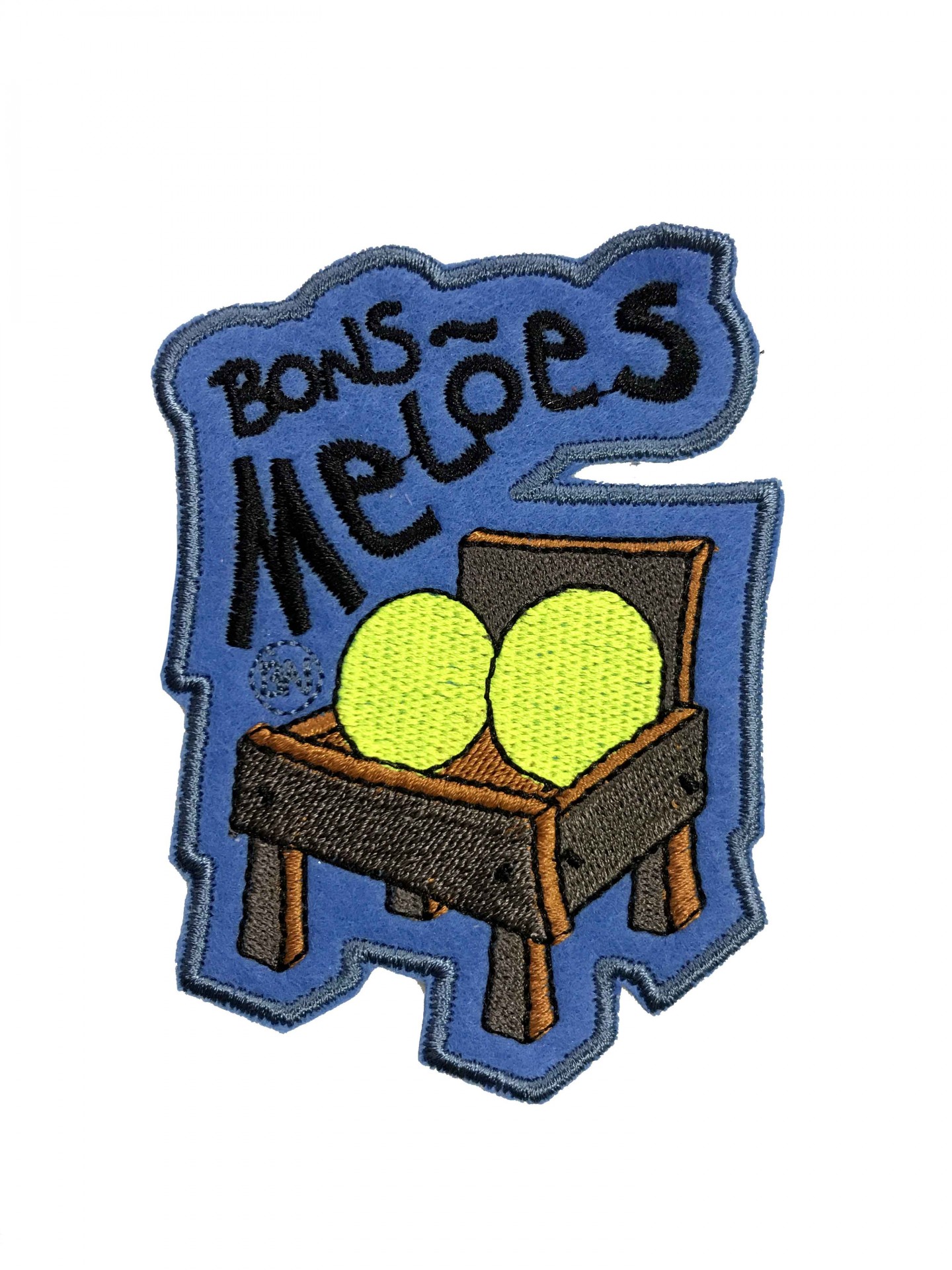 Patch bordado com cadeira e bolas verdes com texto Bons Melões